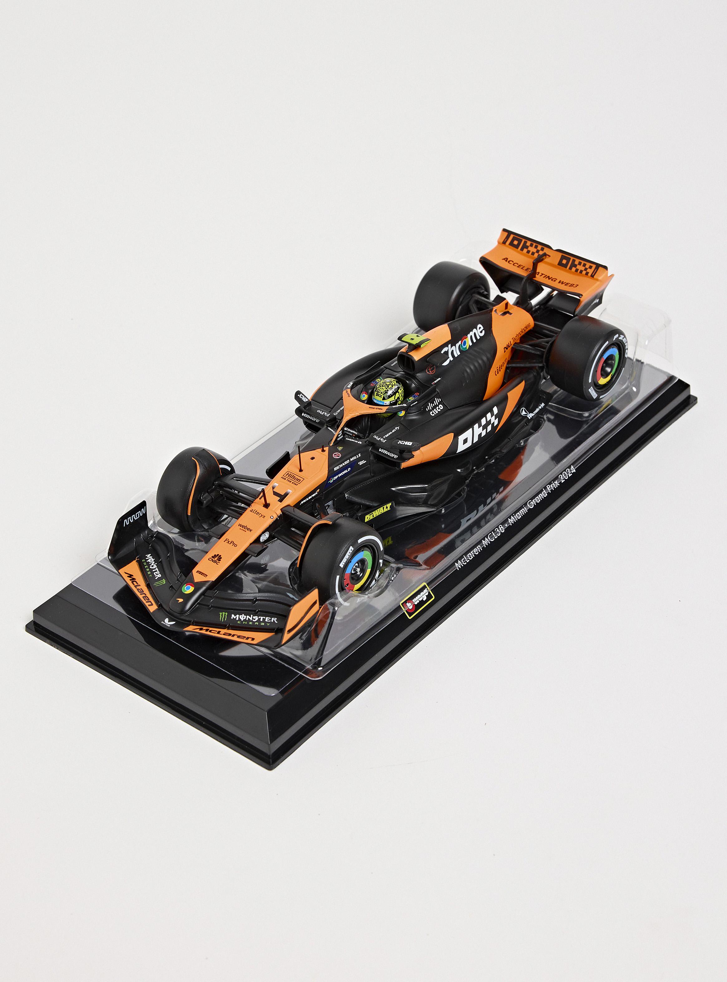 Auto McLaren MCL38 Formula 1 1:24 con Casco-2