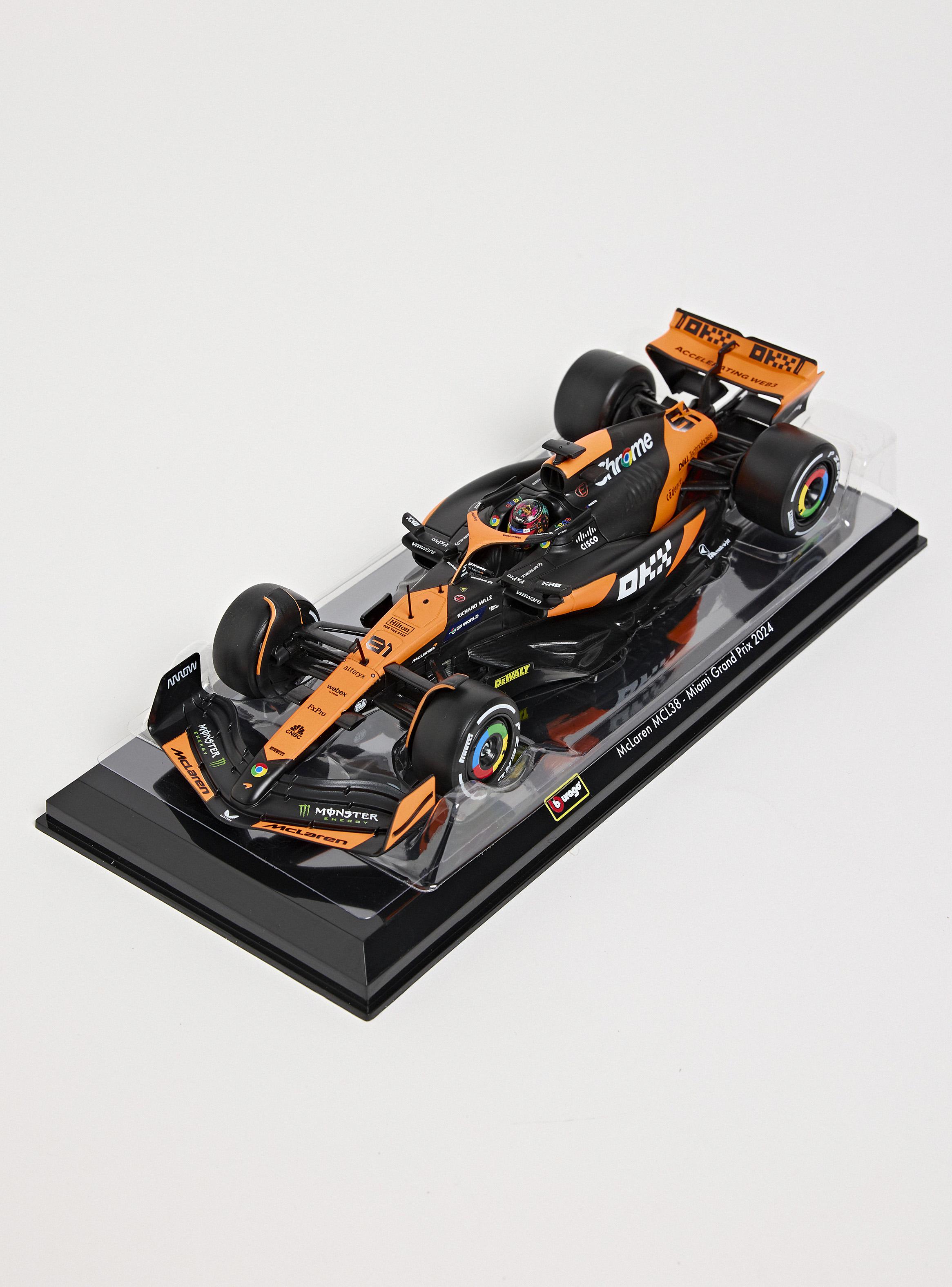 Auto McLaren MCL38 F1 1:24 con Casco-2