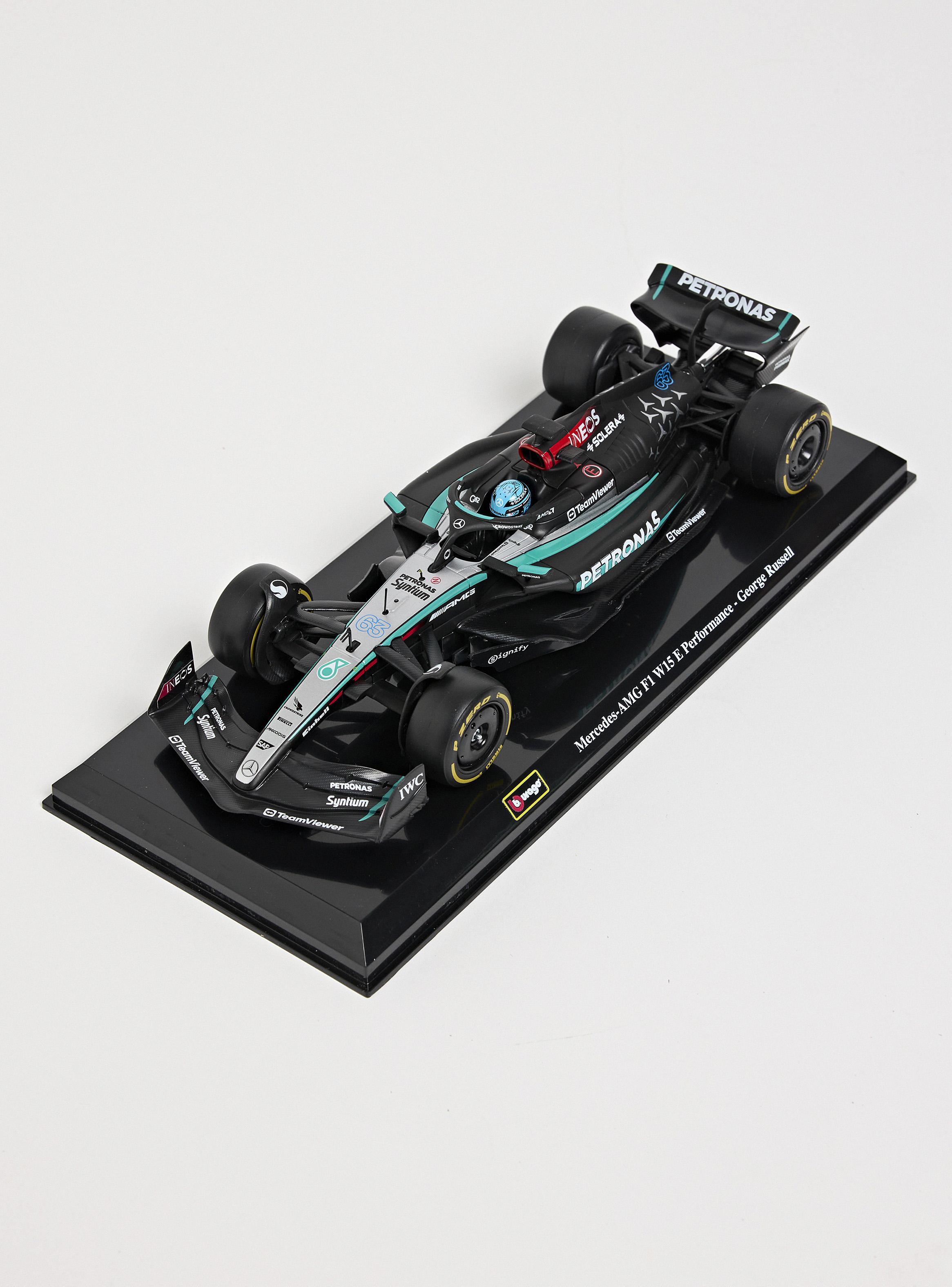 Auto de Carrera Mercedes AMG F1 W15 1:24 con Casco-2
