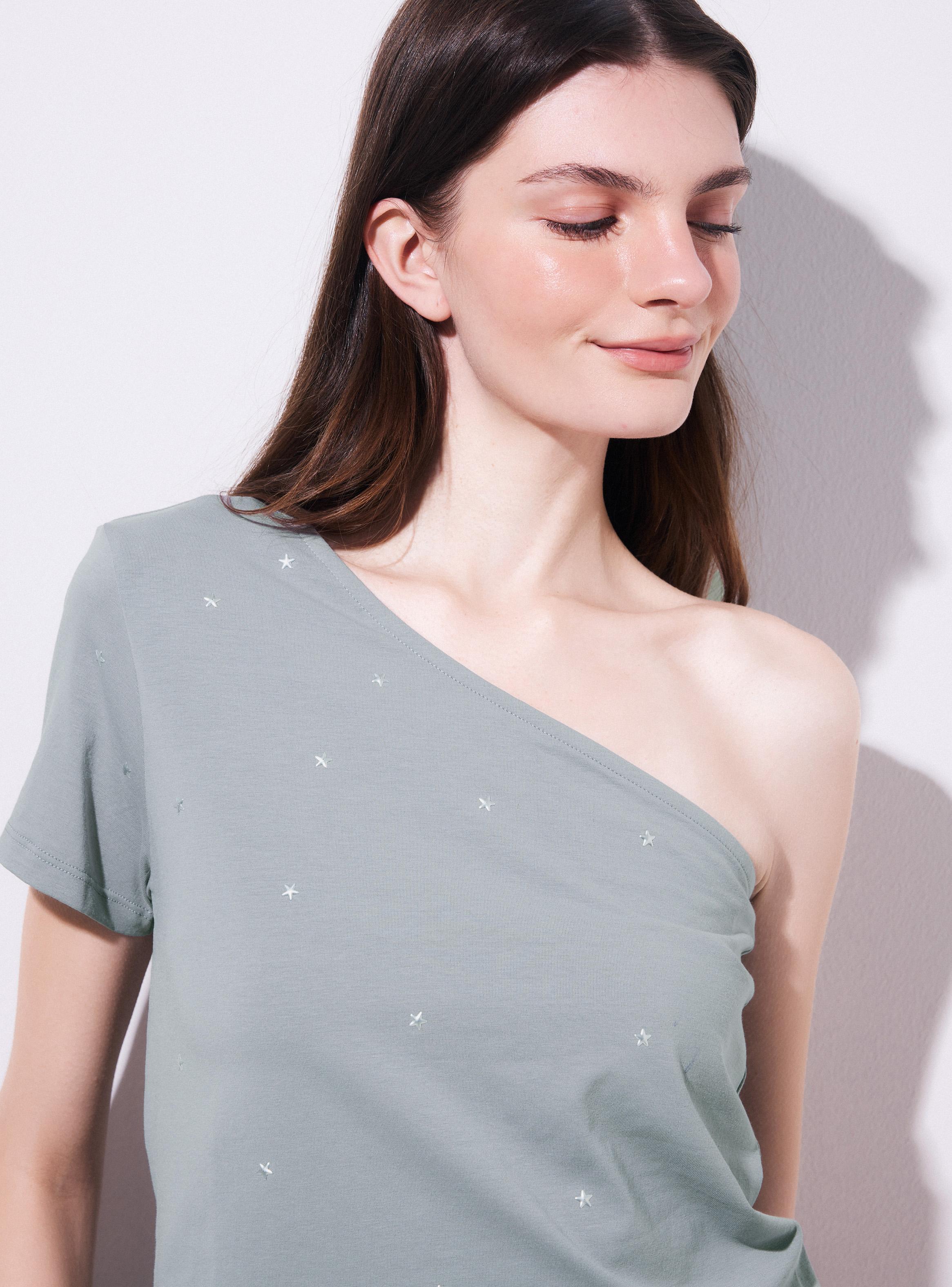 Polera Hombro Descubierto con Aplicación Estrellas-2