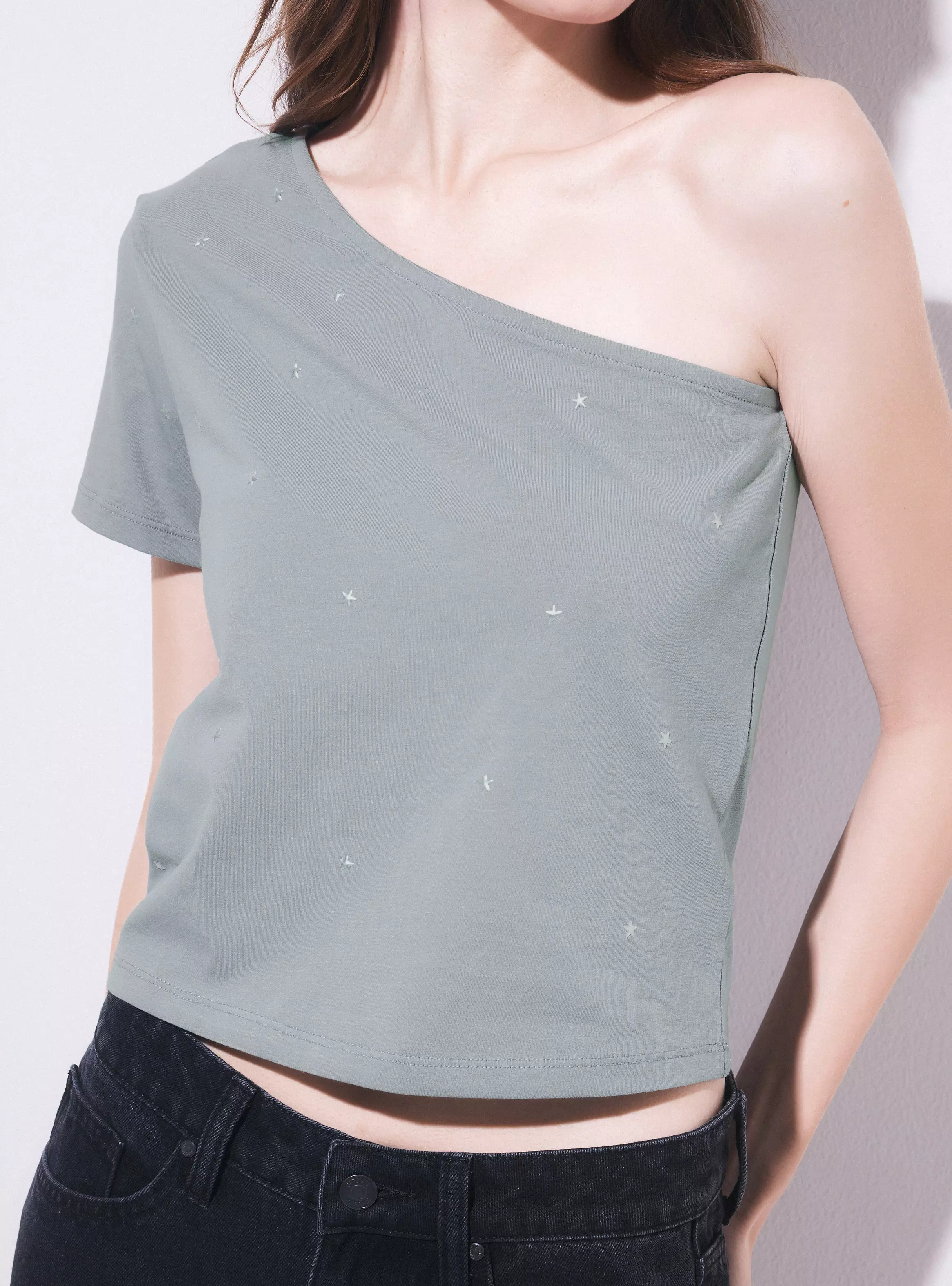 Polera Hombro Descubierto con Aplicación Estrellas-3