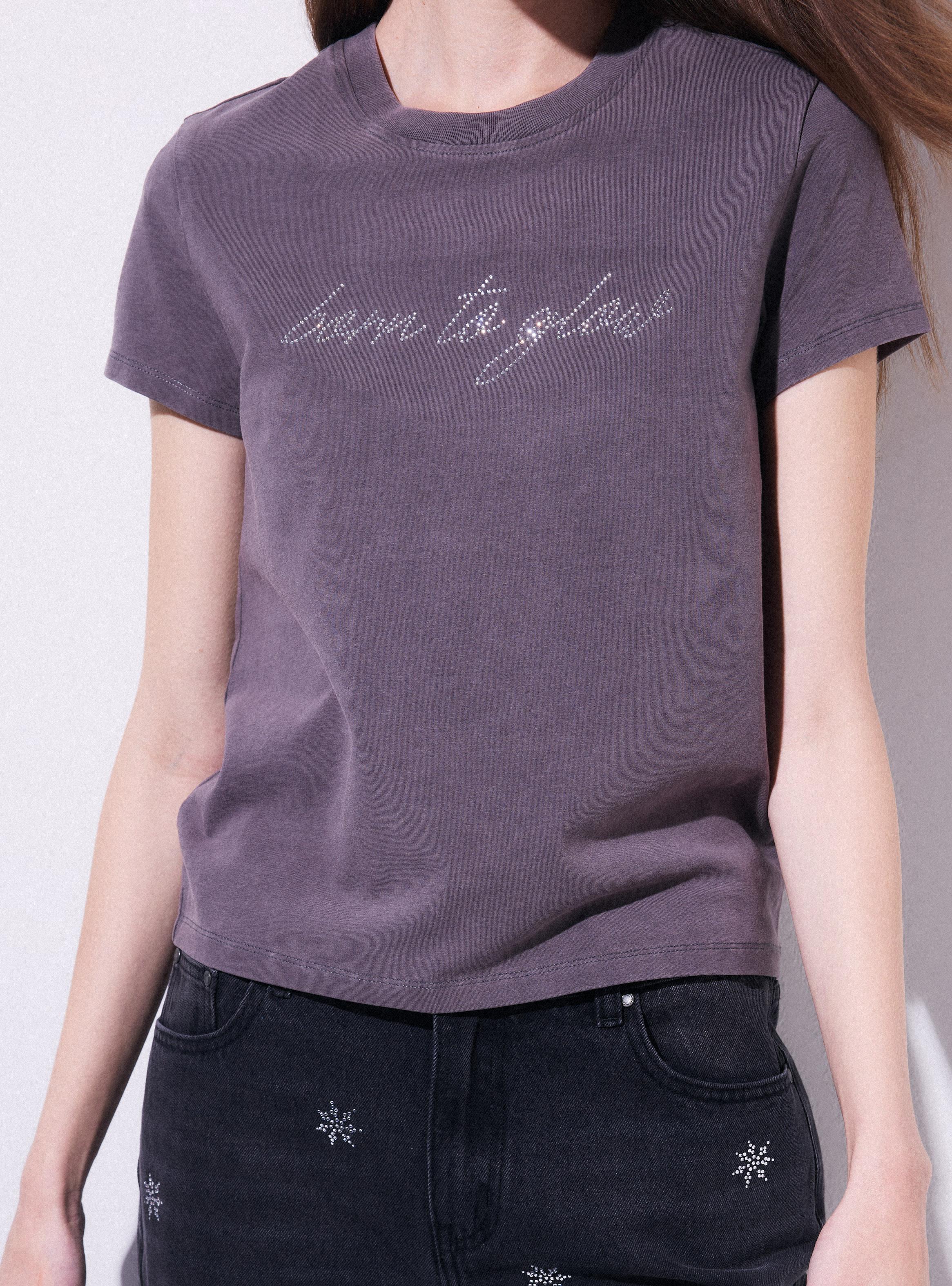 Polera Diseño Frase con Cuello Redondo-3