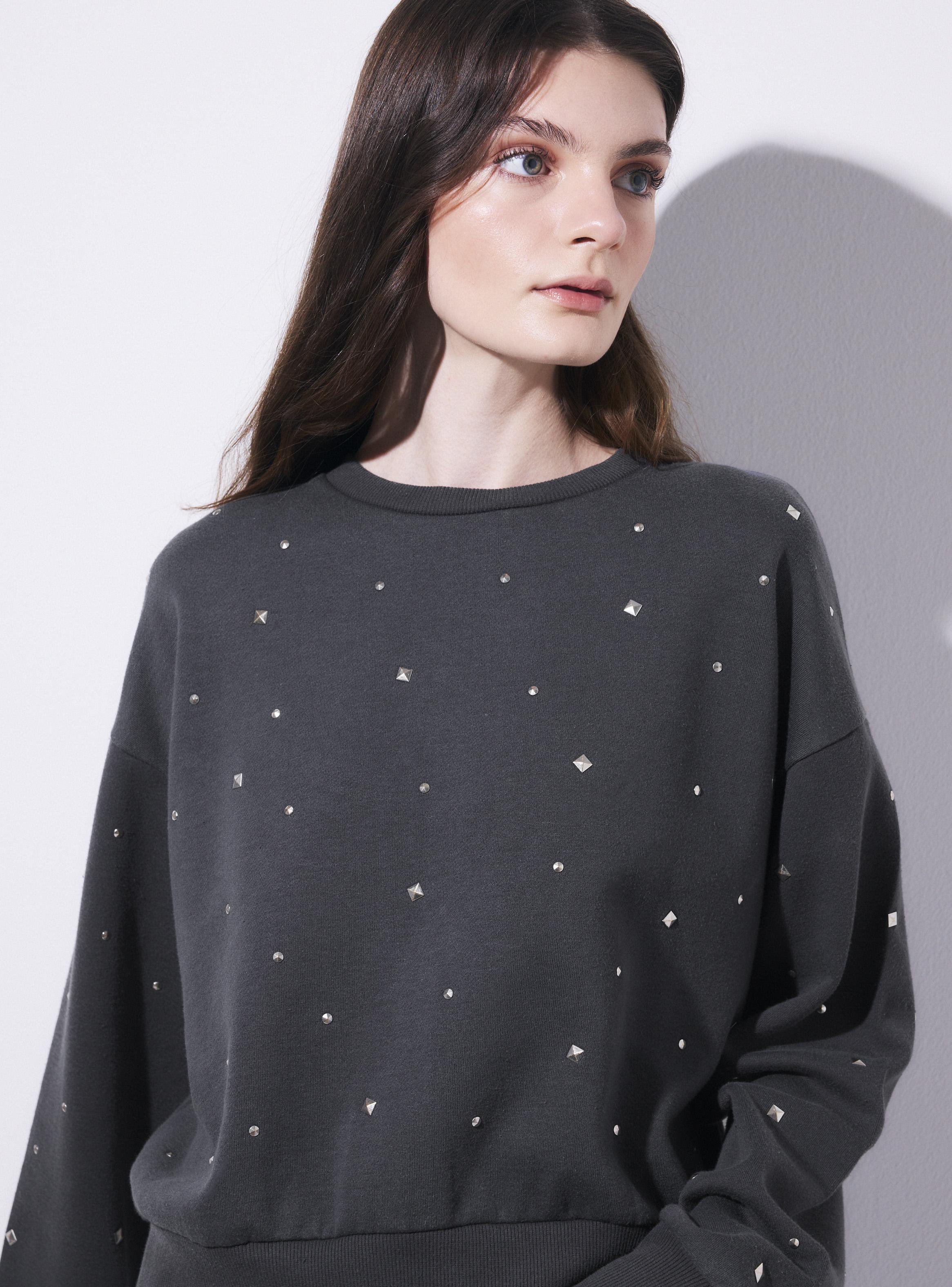 Polerón Oversize Cuello Redondo con Tachas Geométricas-2
