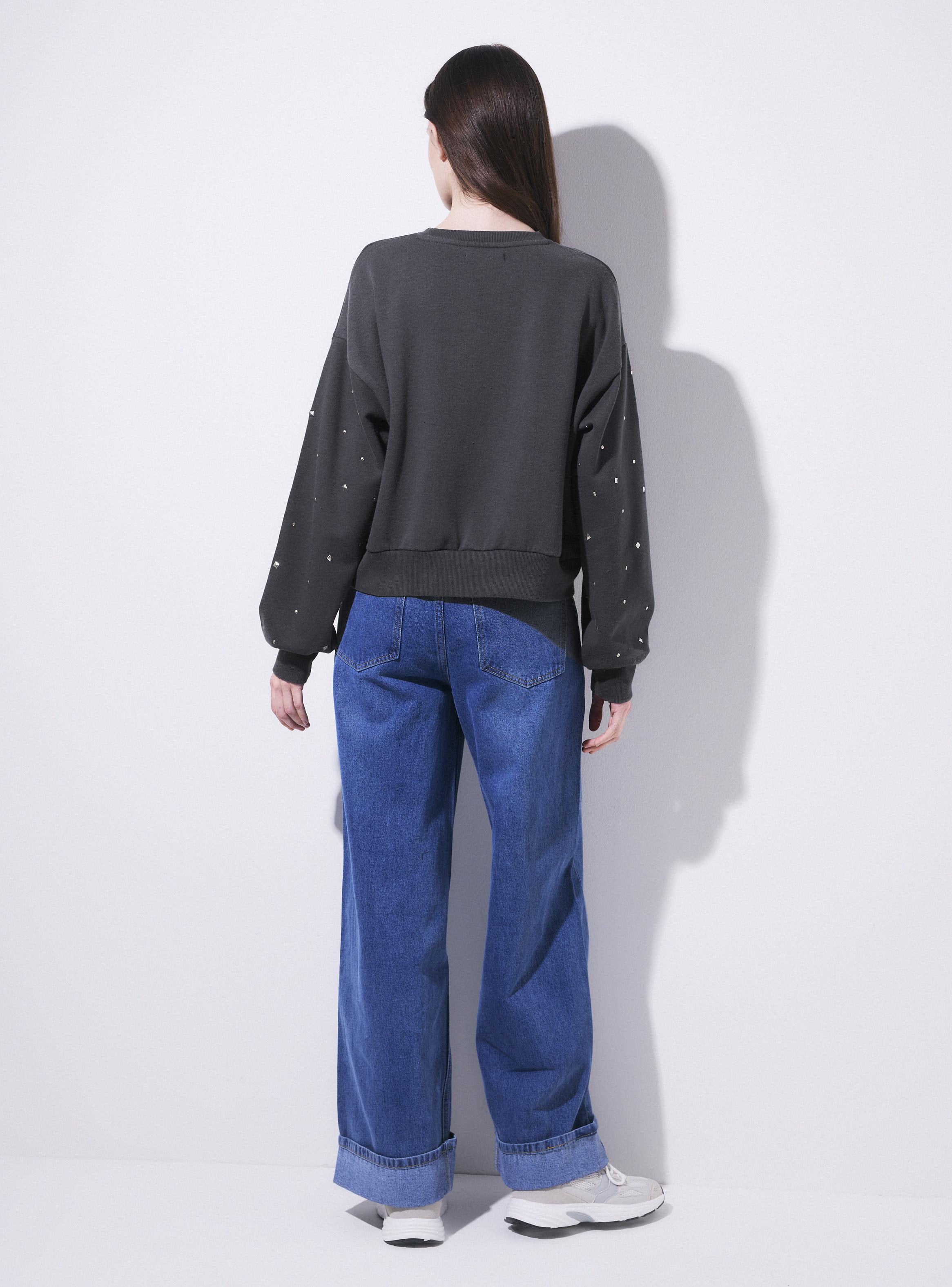 Polerón Oversize Cuello Redondo con Tachas Geométricas-5