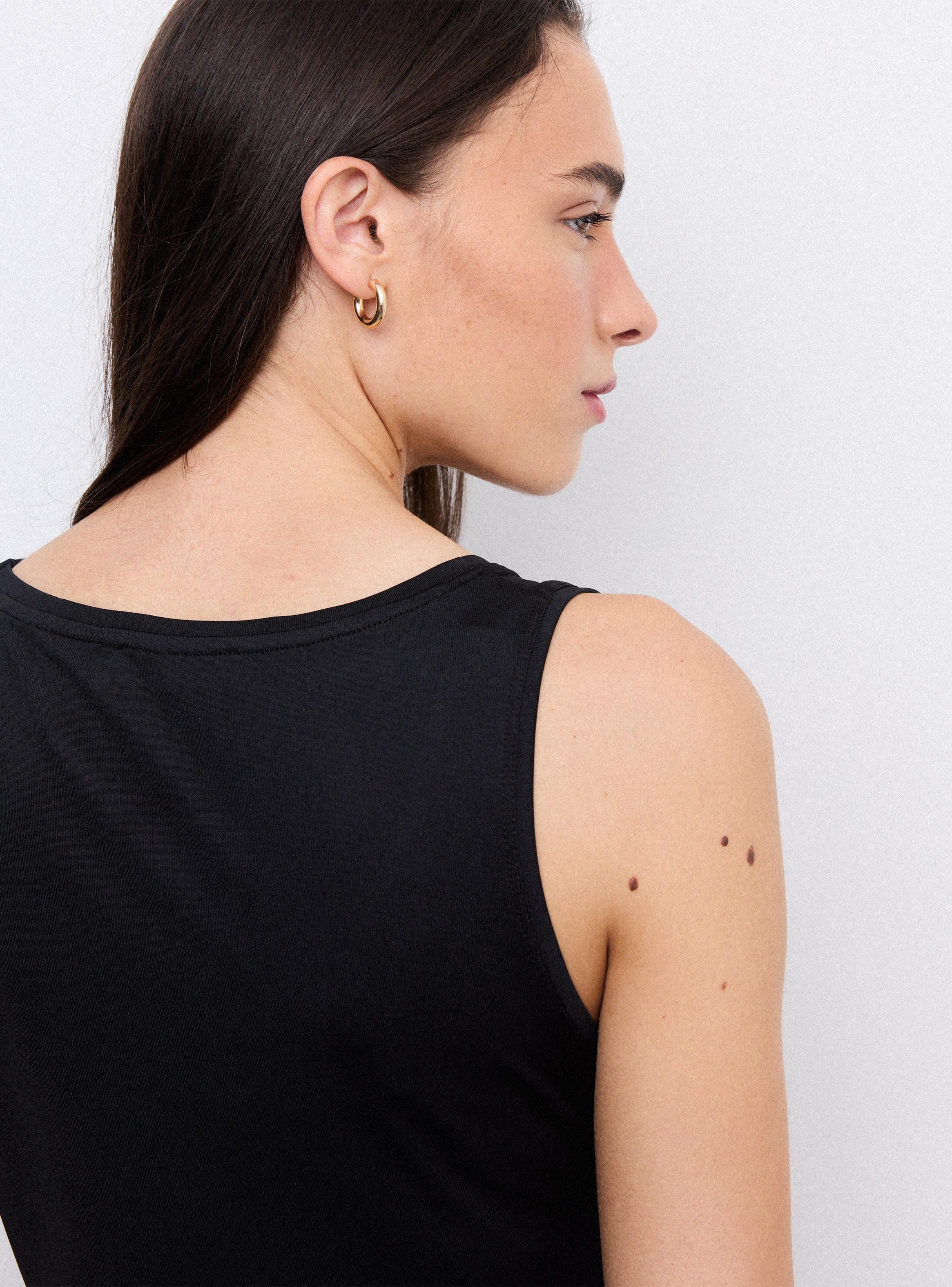 Polera Básica sin Mangas Ajustada Cuello Redondo-3