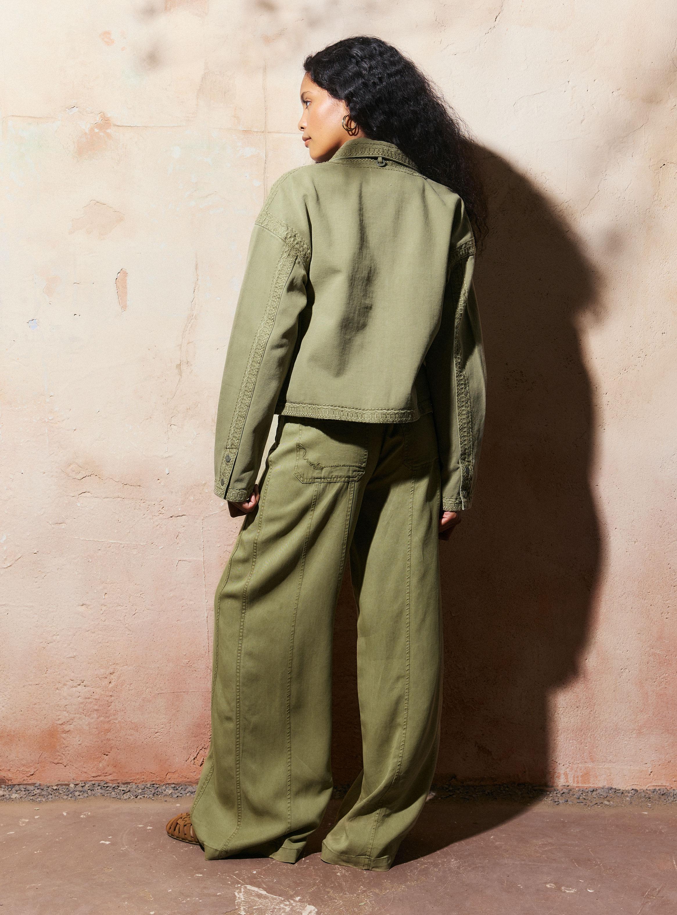 Chaleco Twill Teñida en Prenda con Bordados-5