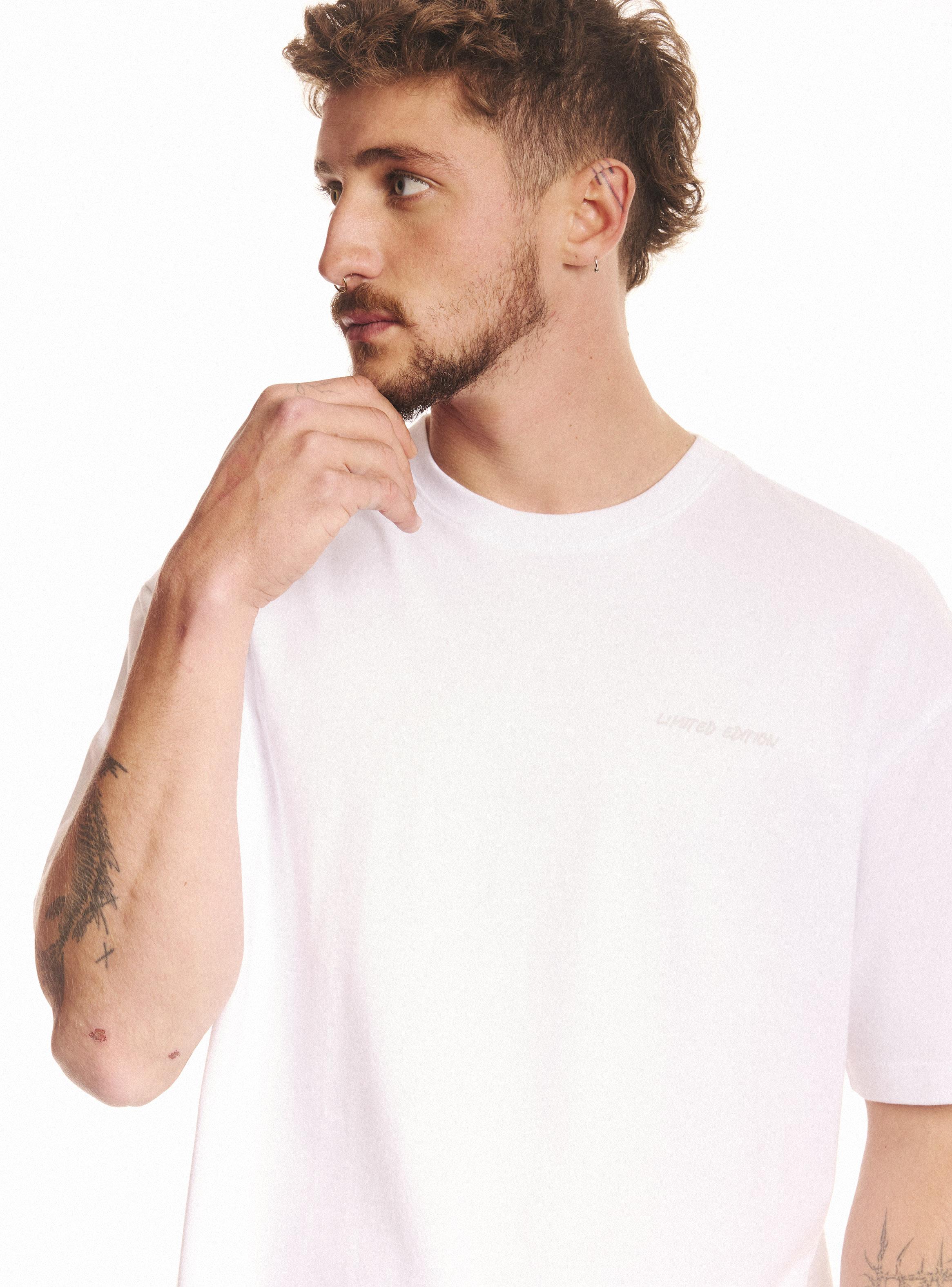 Polera Oversize Estampado y Bordado en Espalda-2