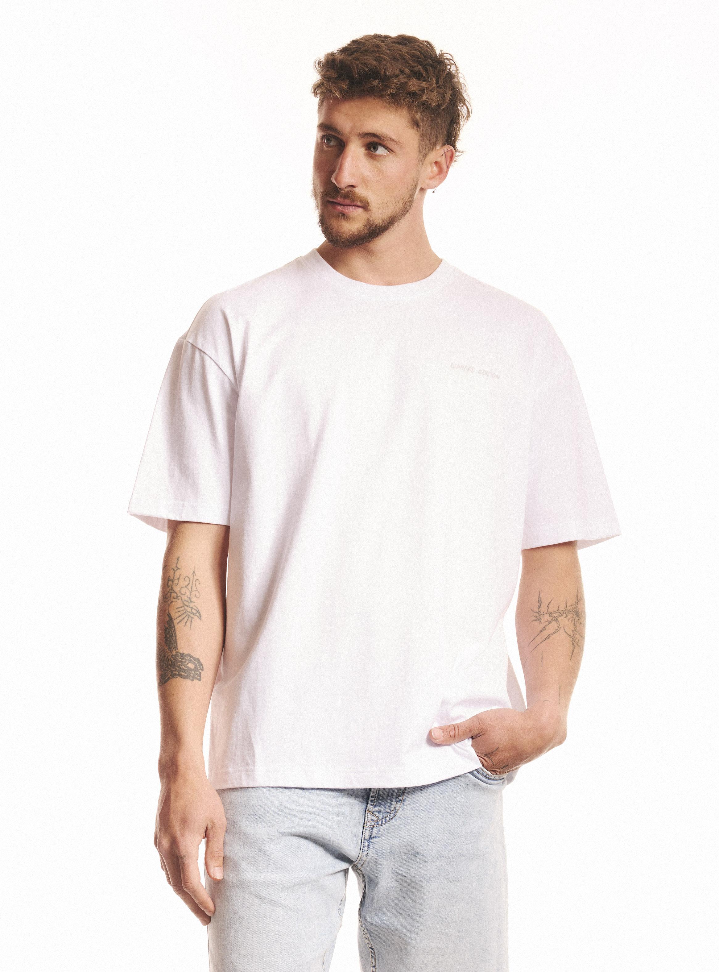 Polera Oversize Estampado y Bordado en Espalda-0