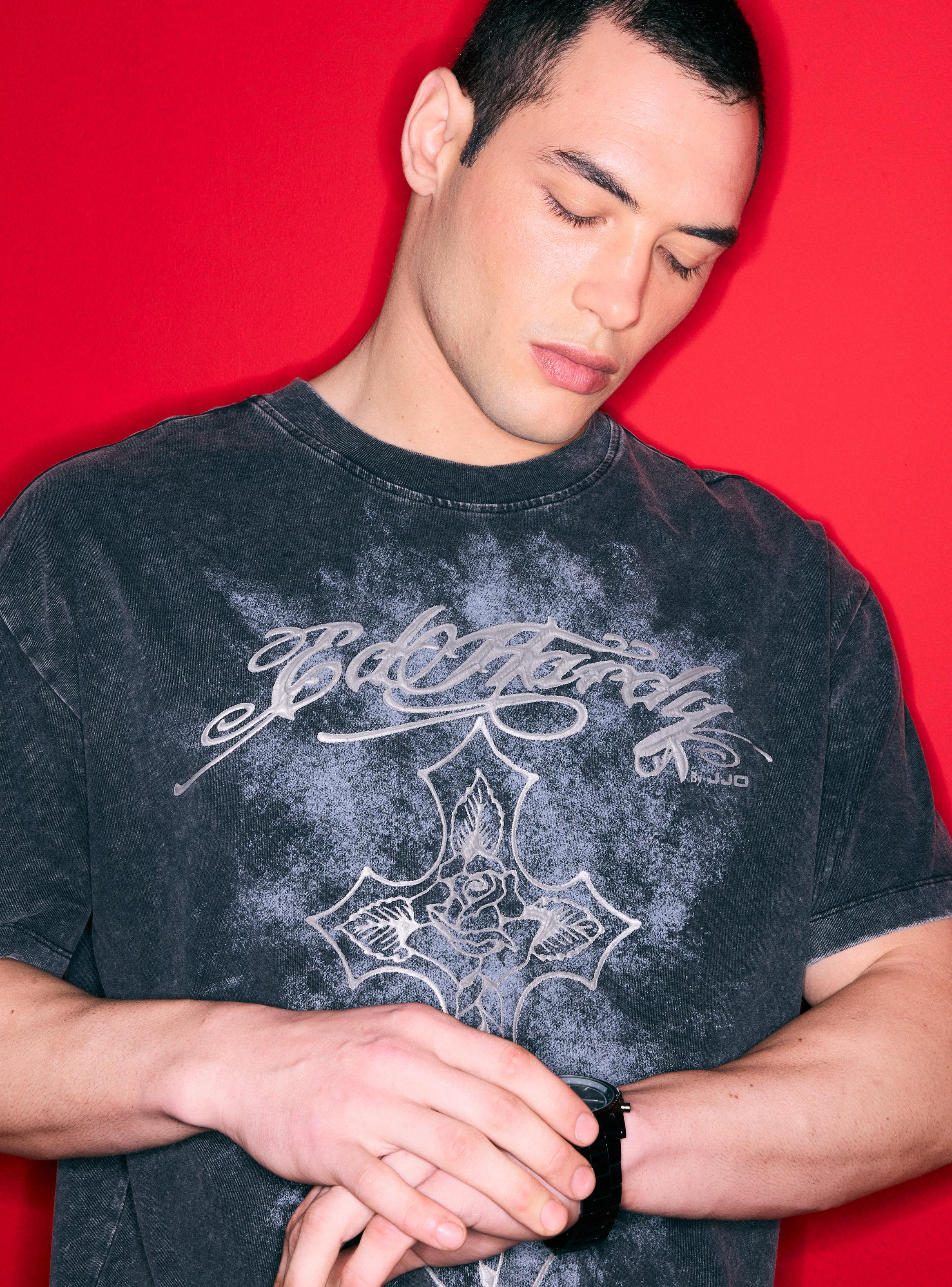 Polera Ed Hardy Lavada con Estampado Frontal Metalizado-2