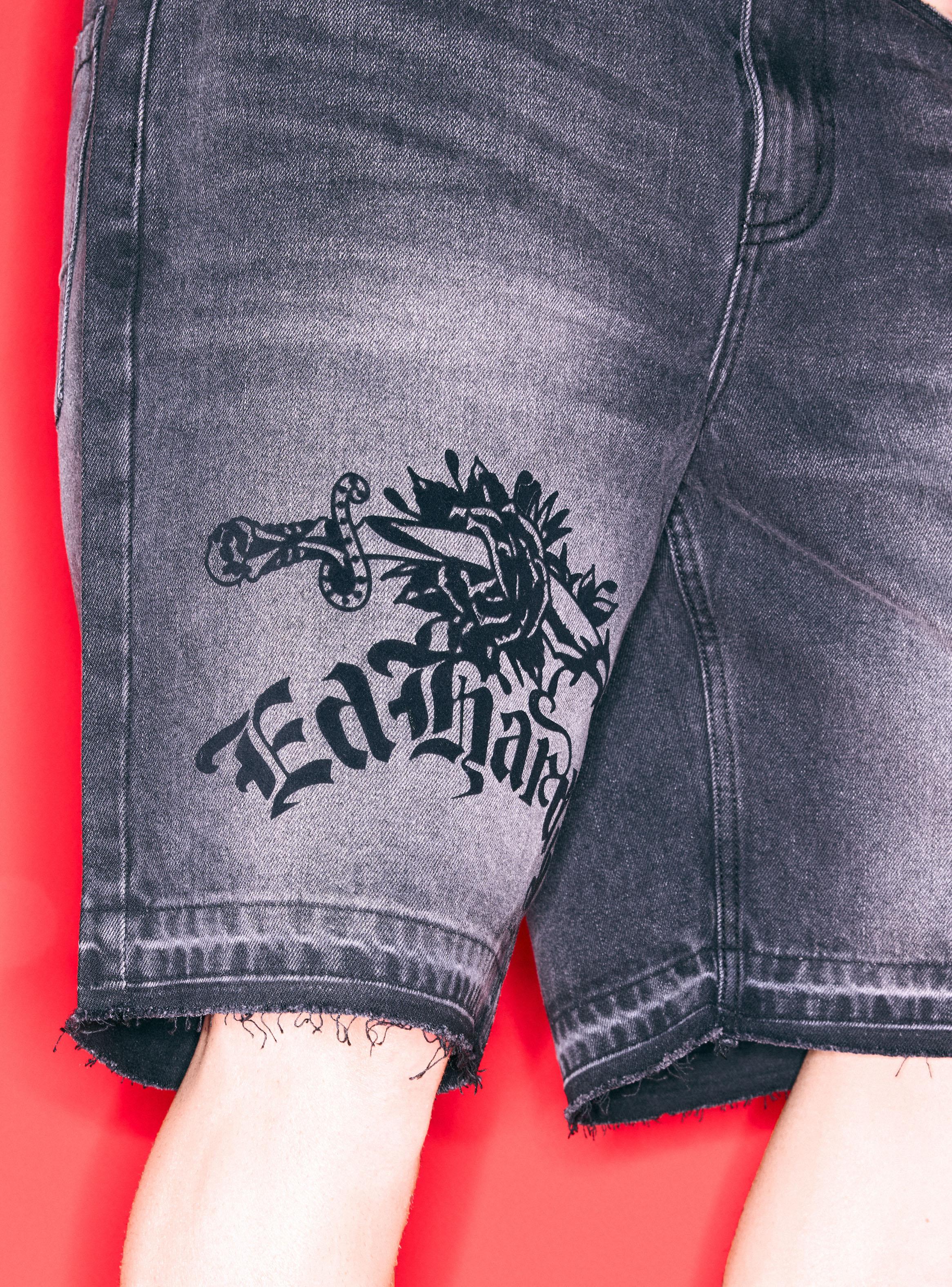 Short Ed Hardy Estampado Frontal Flock y Brillos-3