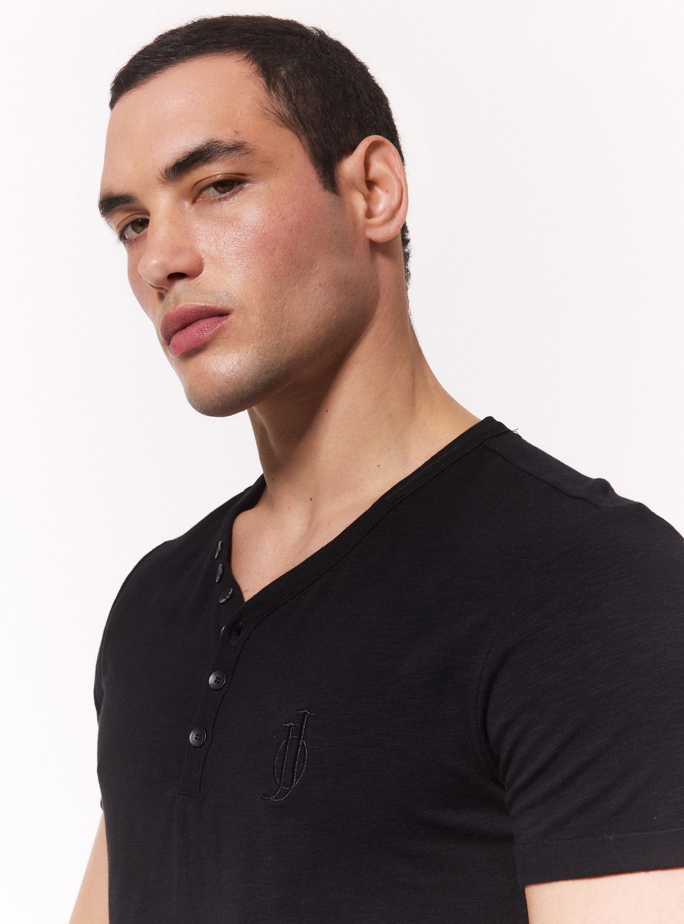 Polera Muscle Fit Cuello V Botones-2