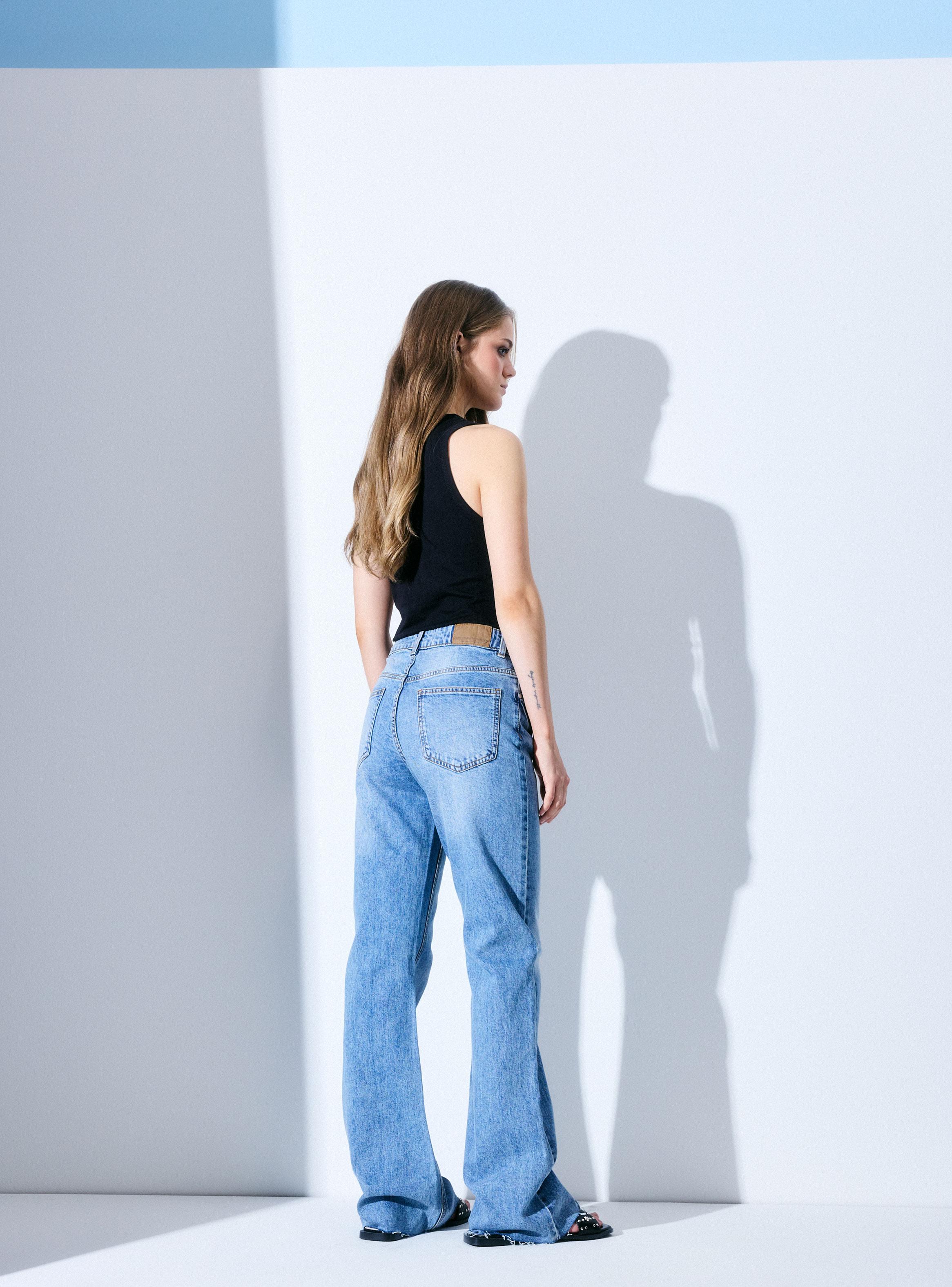 Jeans Flare Básico Tiro Medio-5