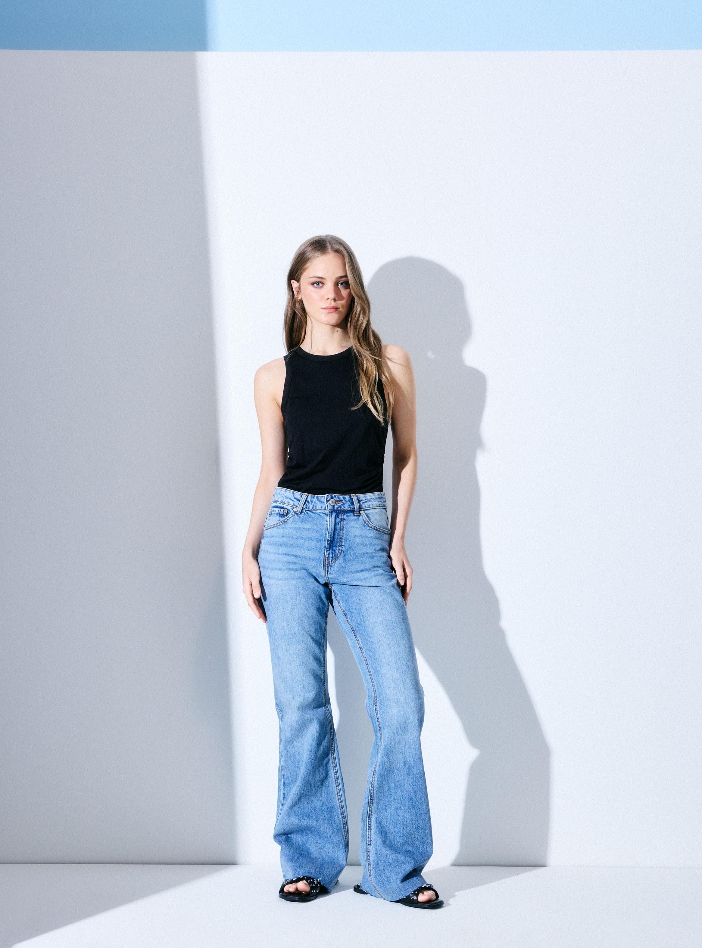 Jeans Flare Básico Tiro Medio-4