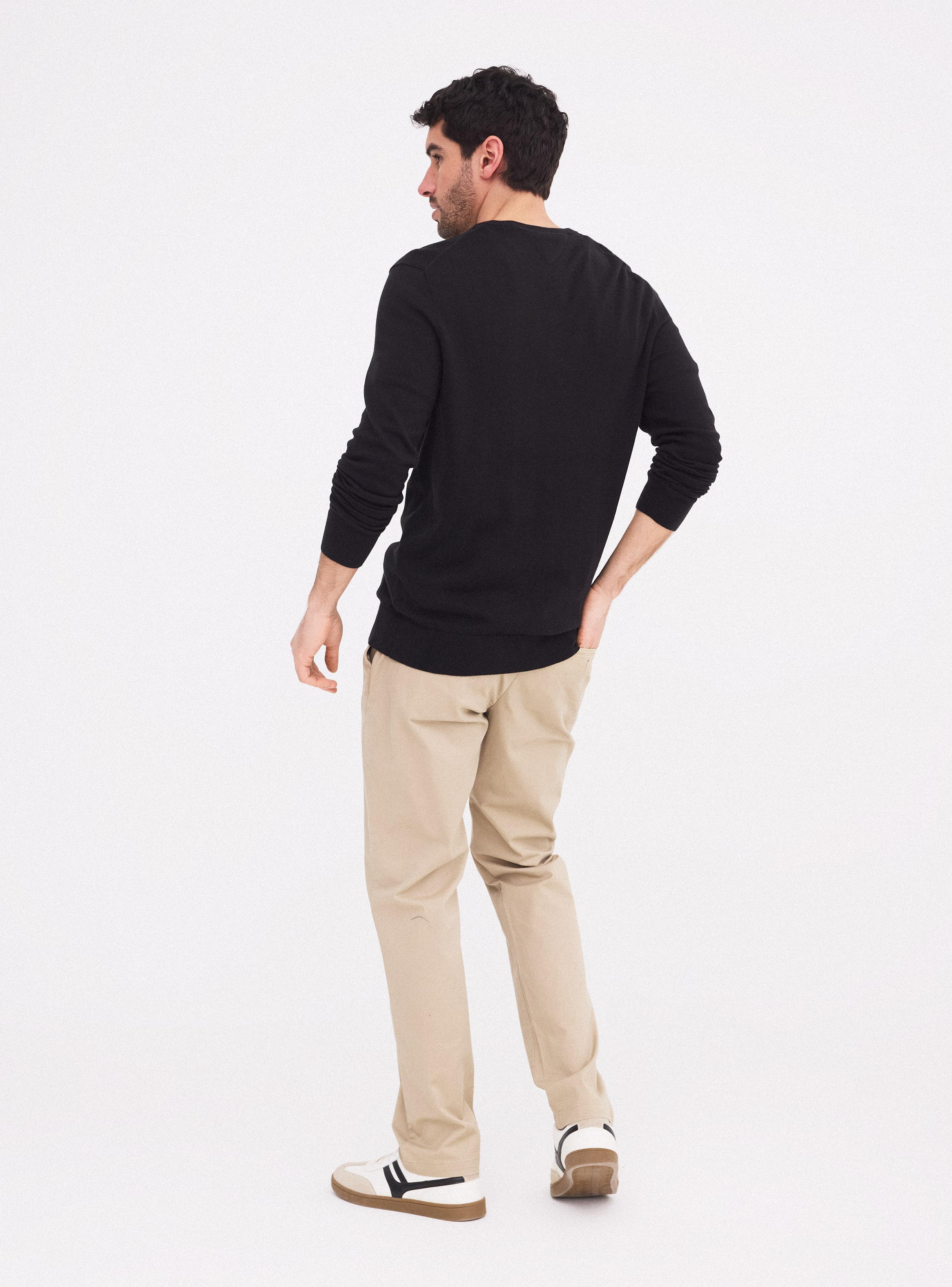 Sweater Cuello V Clásico Logo Bordado-5