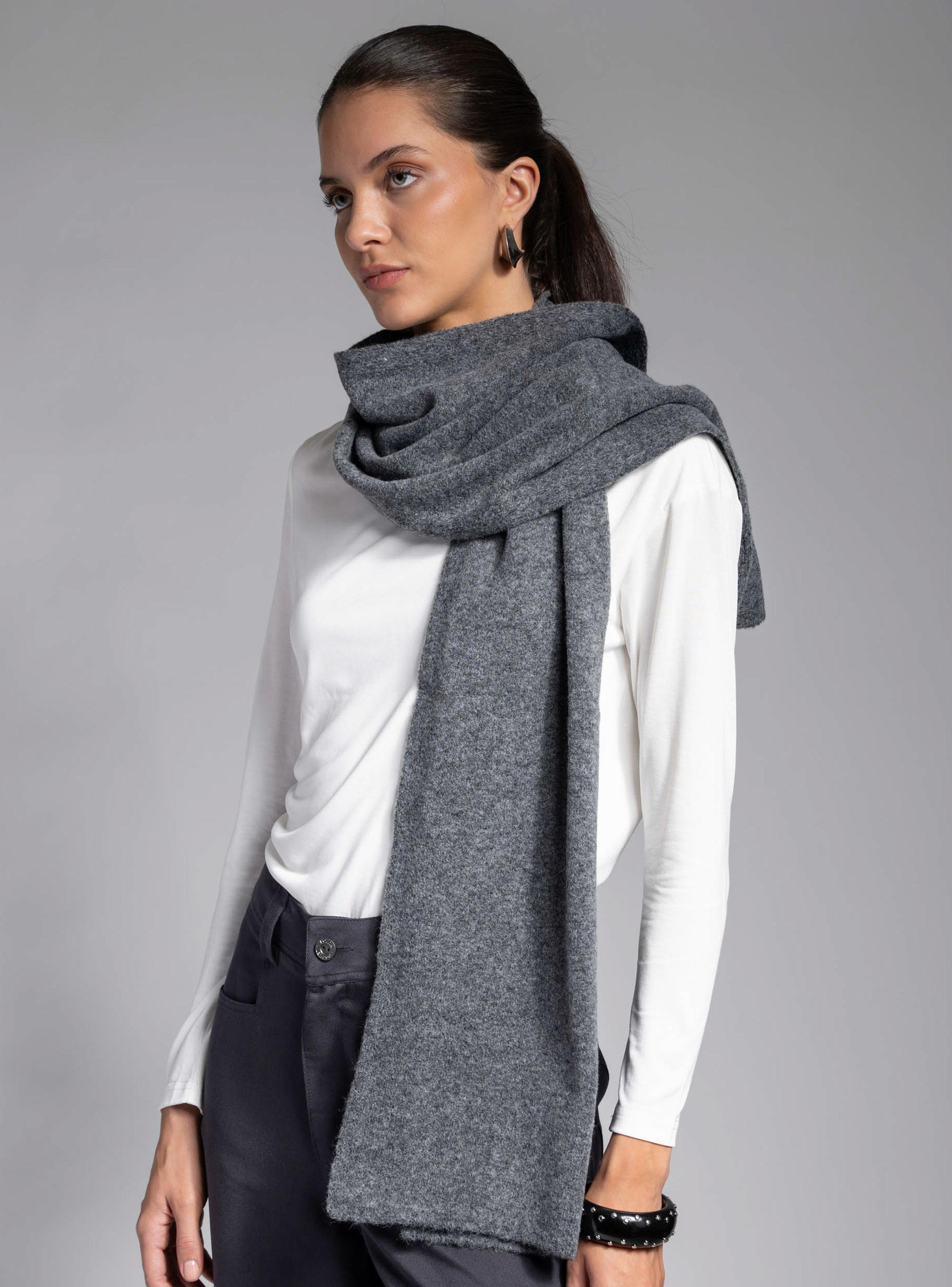 Bufanda Suave Gris-3