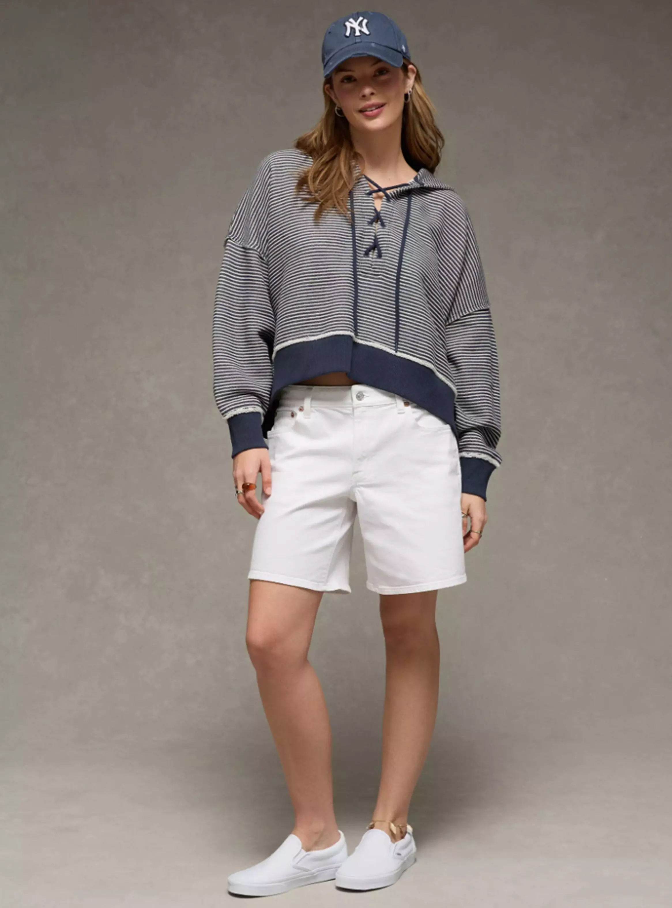 Polerón AE Big Hug Lace-Up Hoodie-3