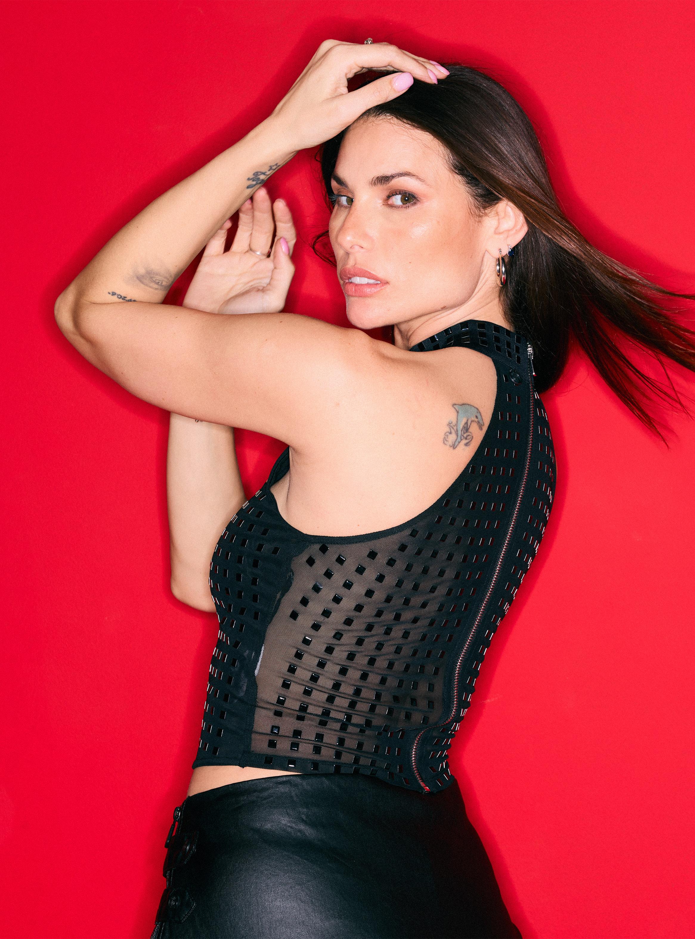 Polera Cuello Halter de Malla con ​ Aplicación Pedrería​-3
