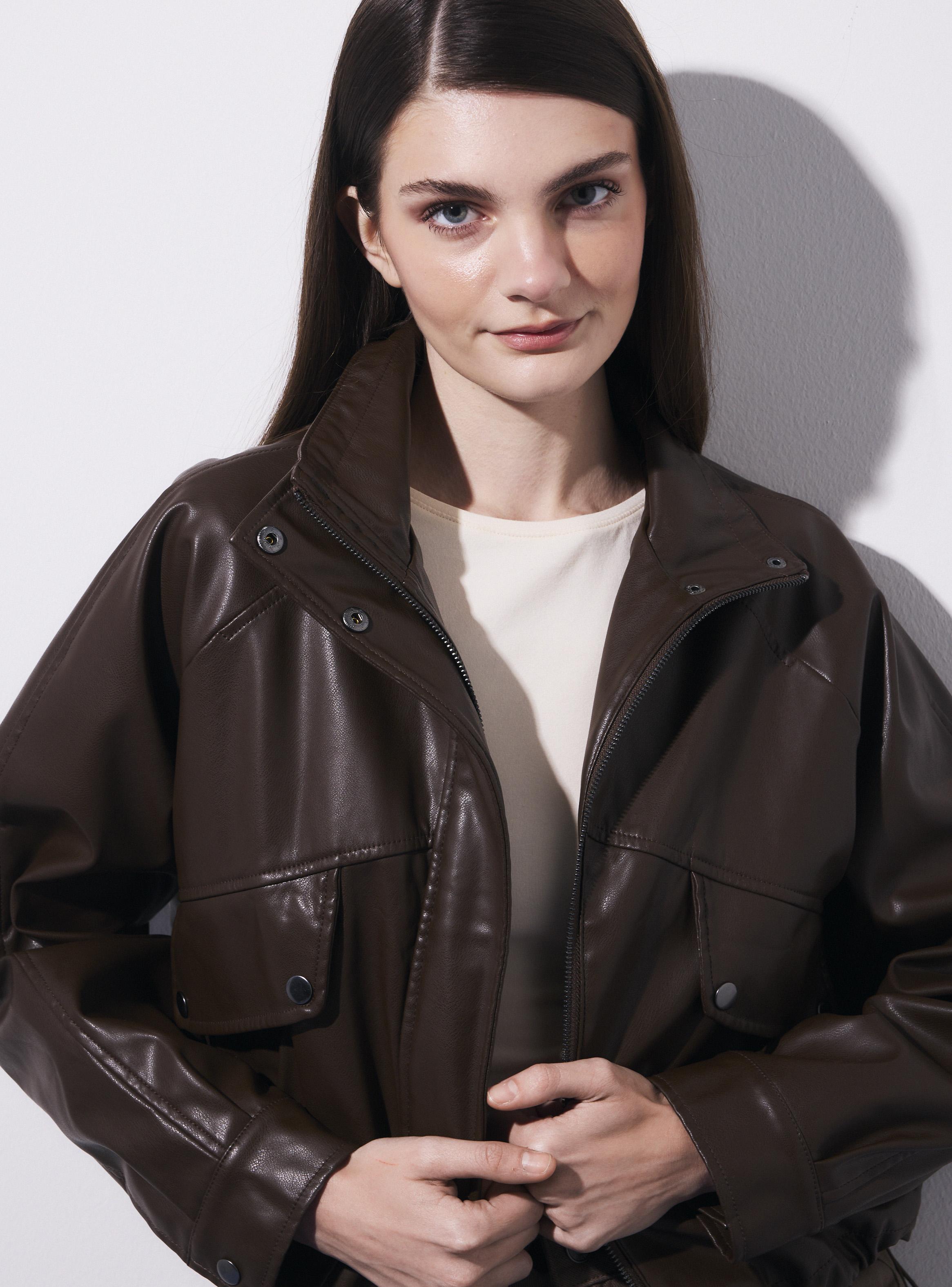 Chaqueta Oversize con Cierre y Detalles Metálicos-2
