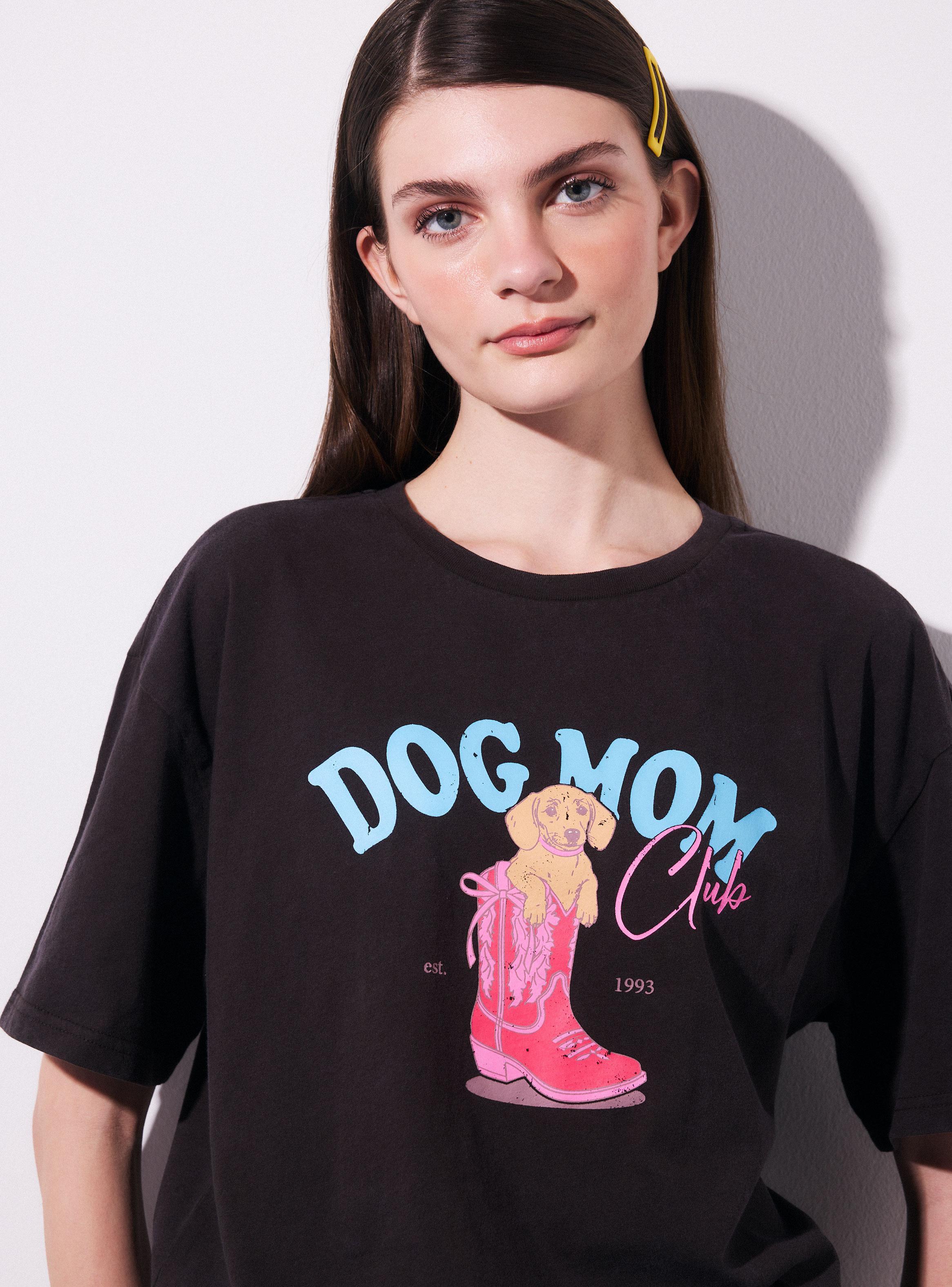 Polera Dog Mom Club Oversize con Cuello Redondo-3