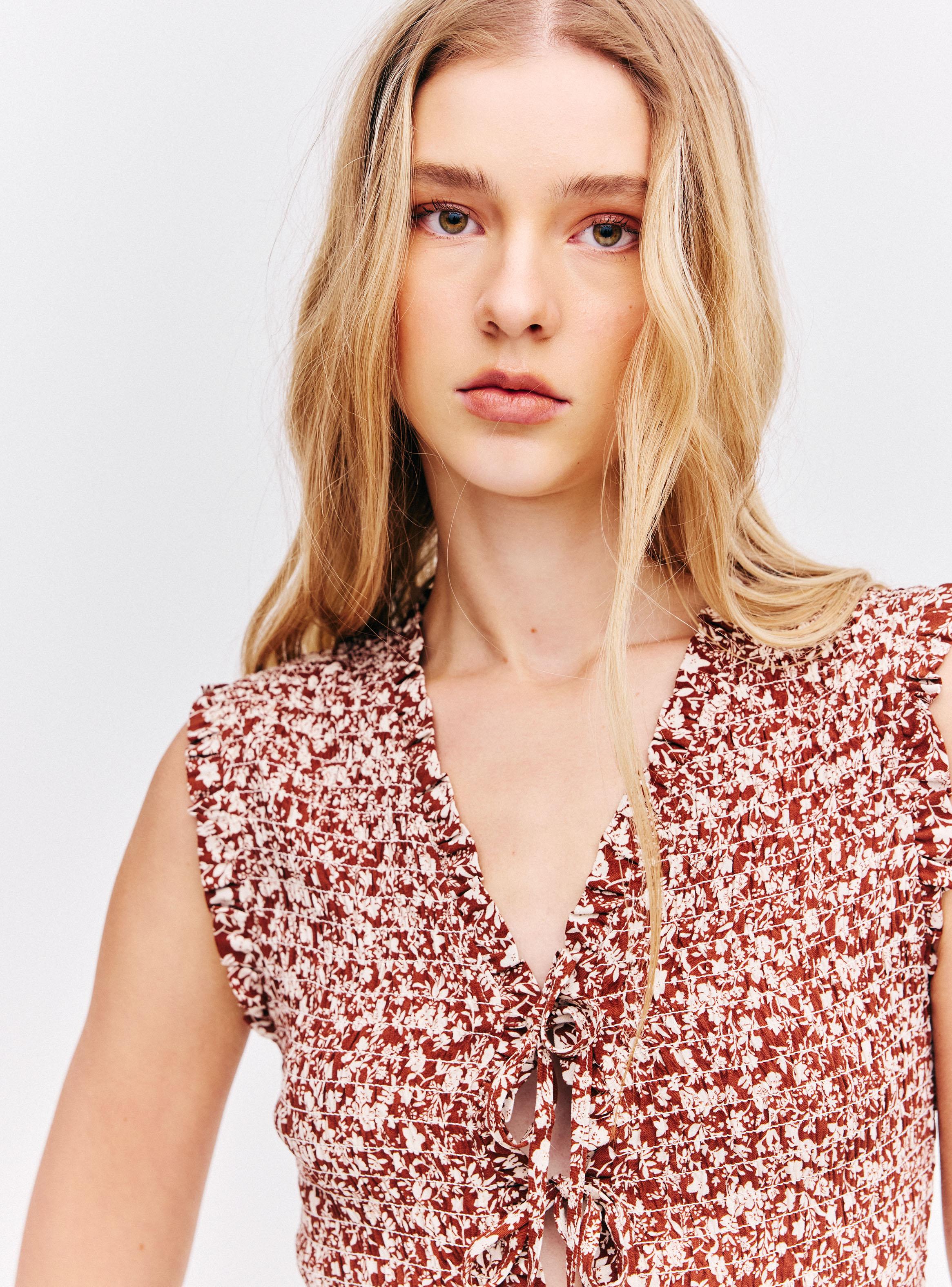 Blusa Floral con Fruncido Cuello V con Lazo-3