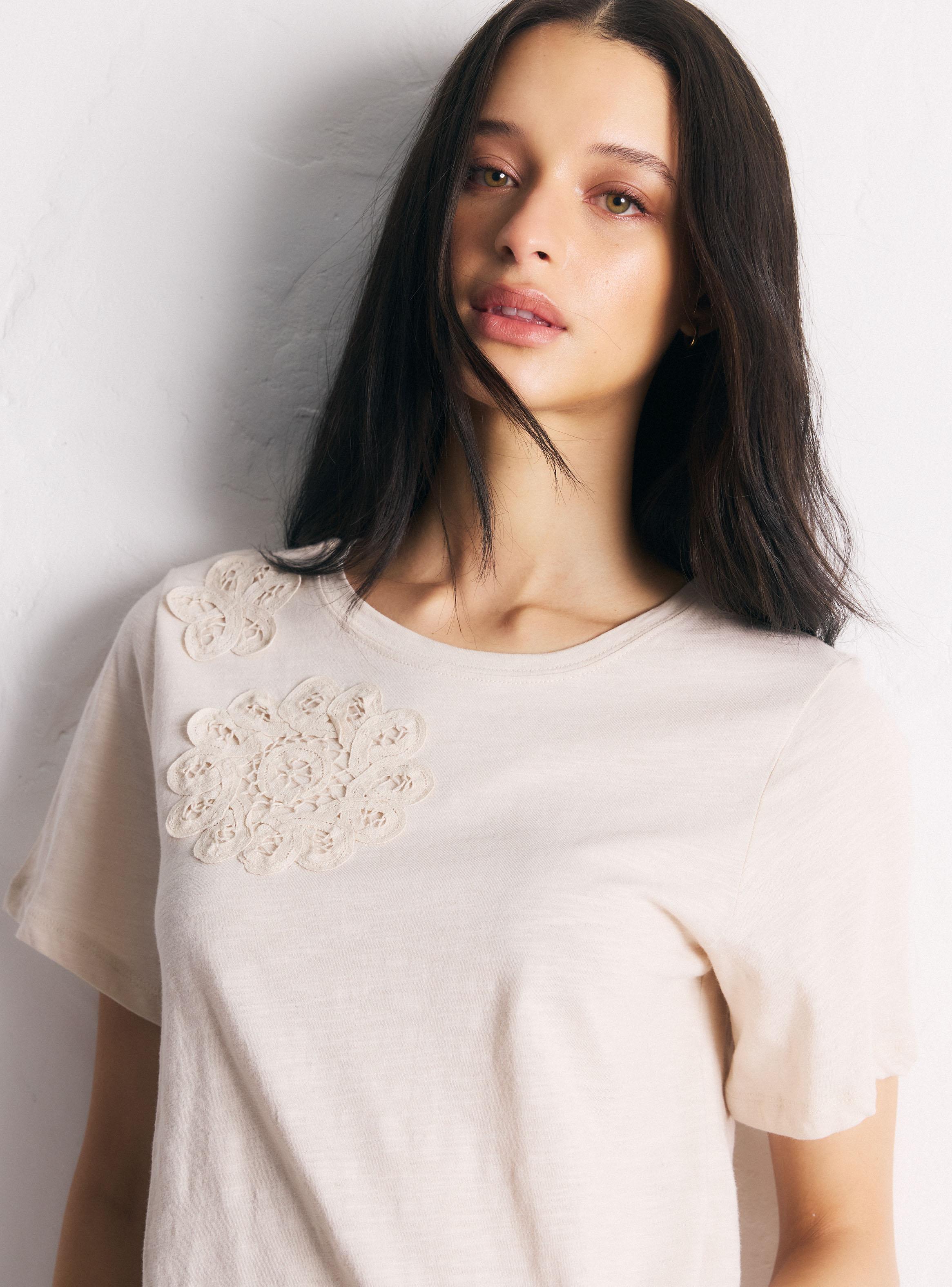 Polera Manga Corta Cuello Redondo Bordado Floral-2
