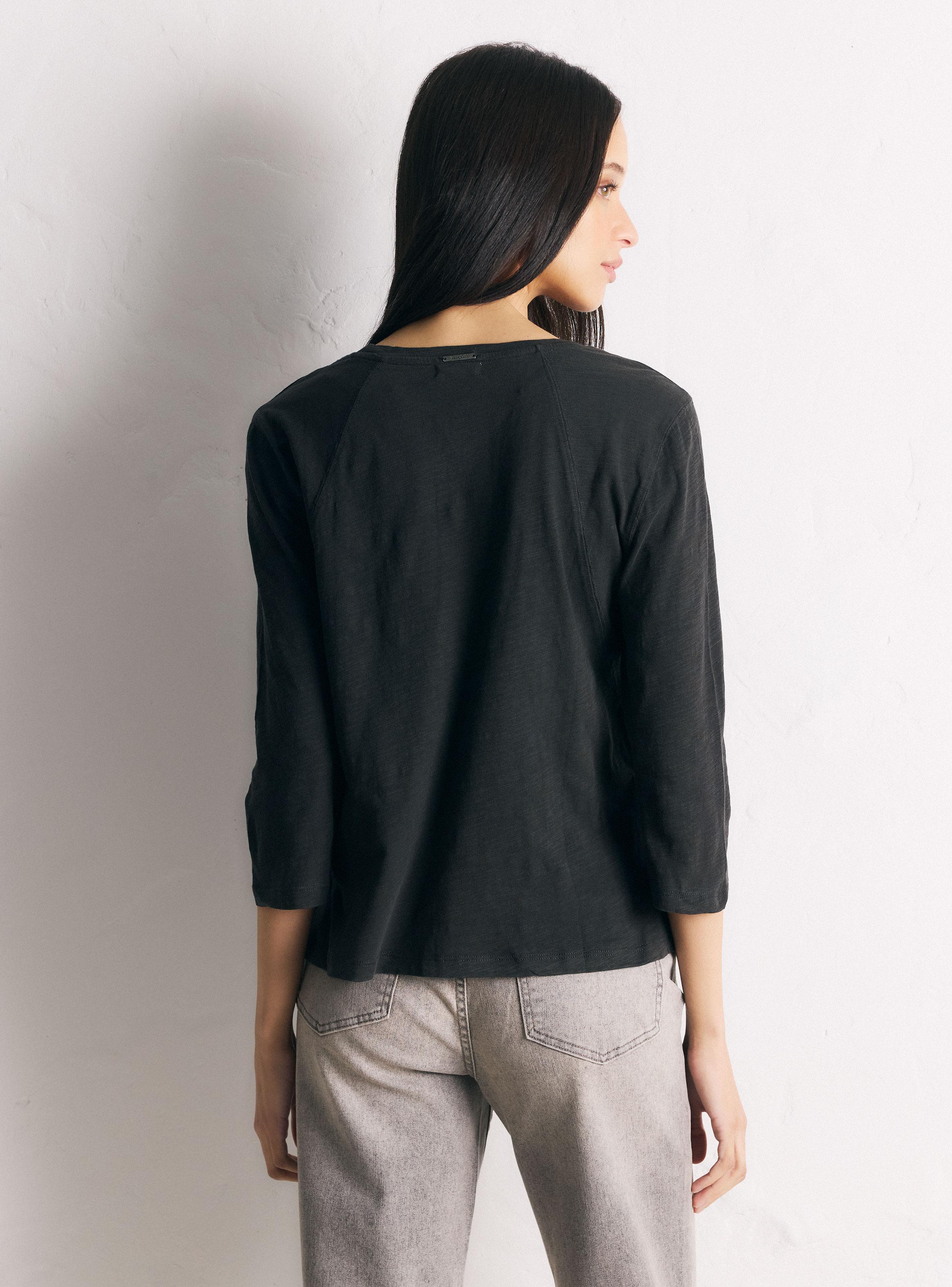 Polera Manga 3/4 Cuello Redondo Tachas en Hombros-1