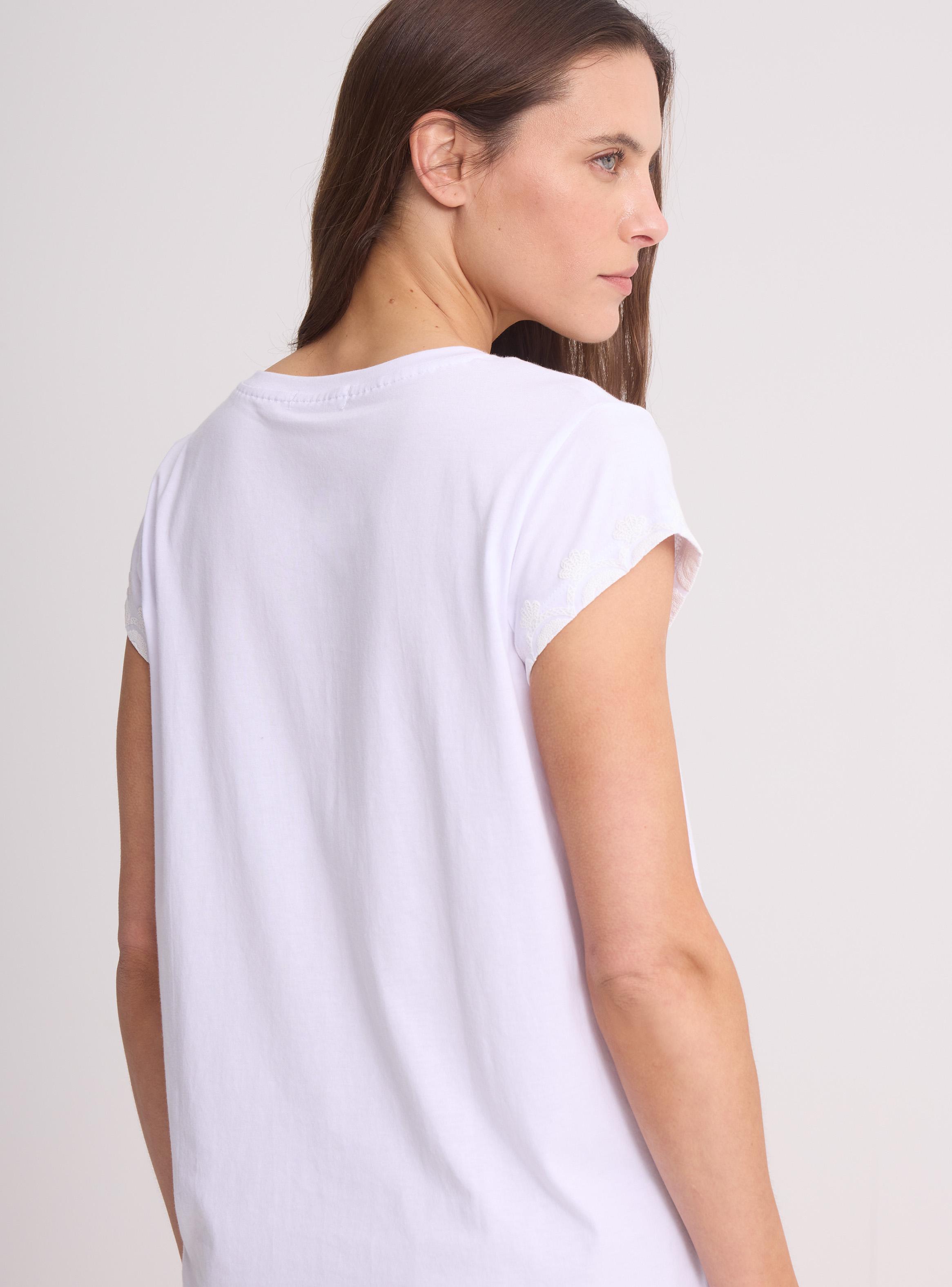 Polera Manga Corta Cuello V con Bolsillo Frontal-3
