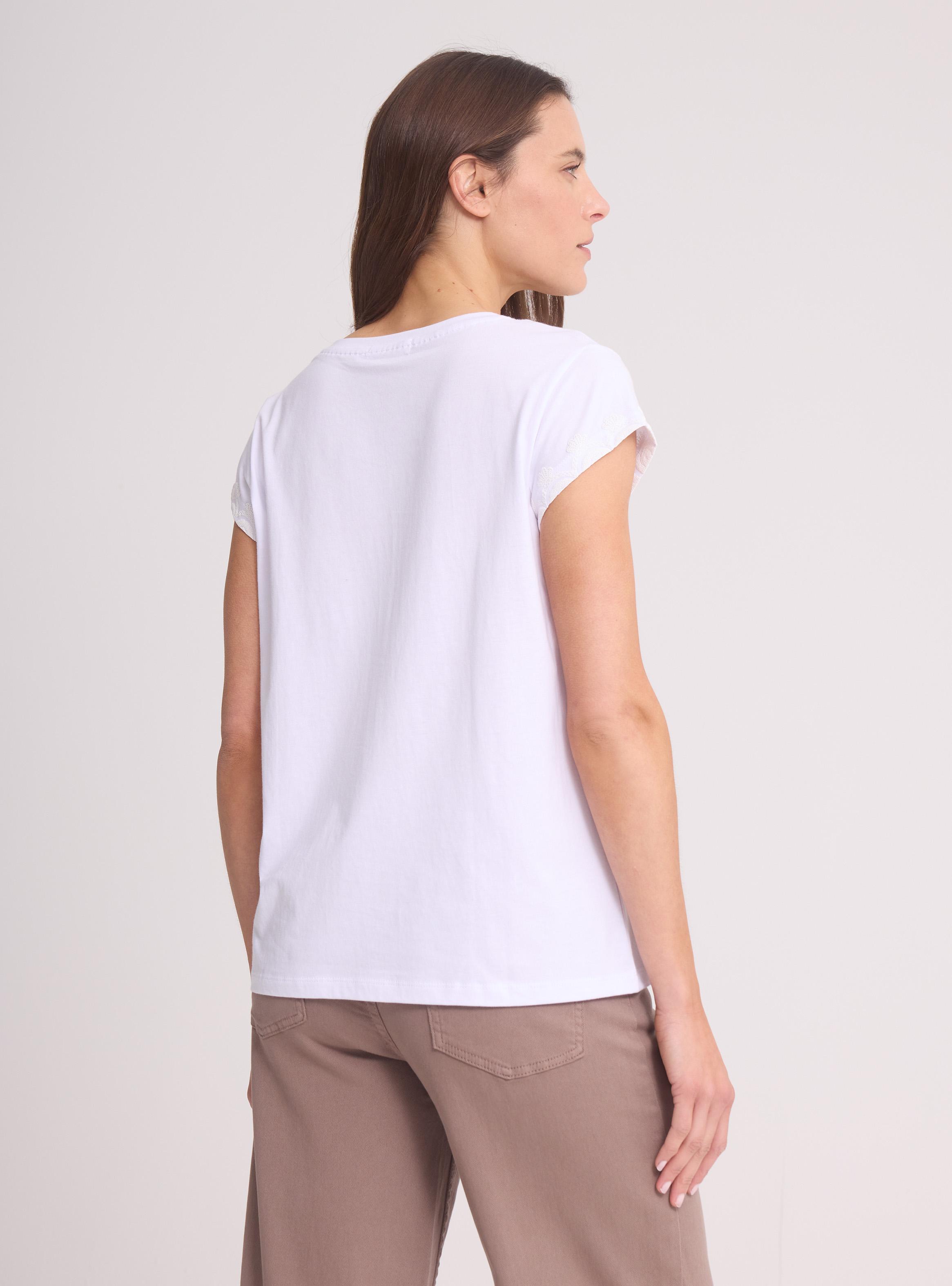Polera Manga Corta Cuello V con Bolsillo Frontal-1