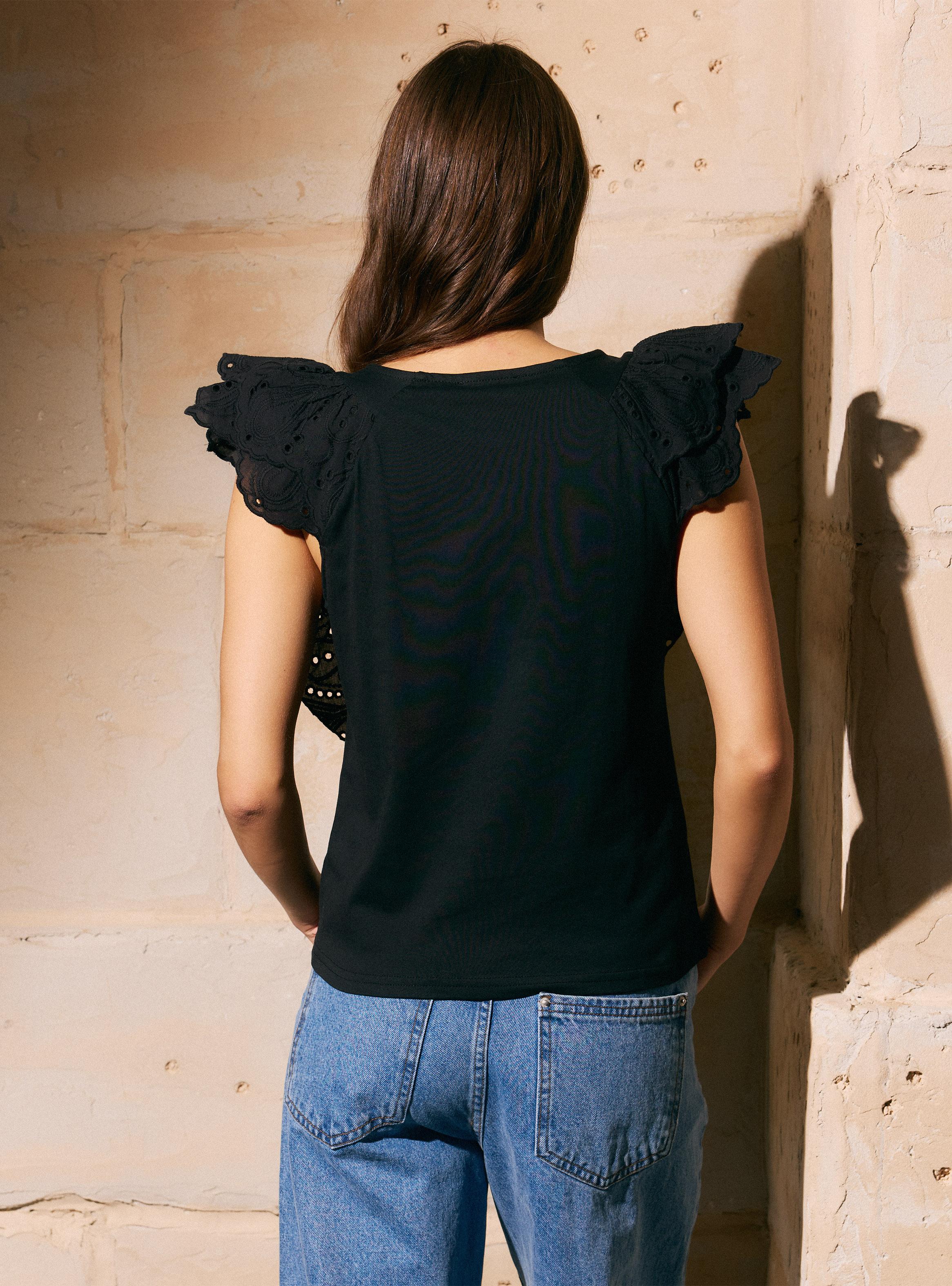 Polera Cuello Redondo y Volantes con Bordados Calados-1