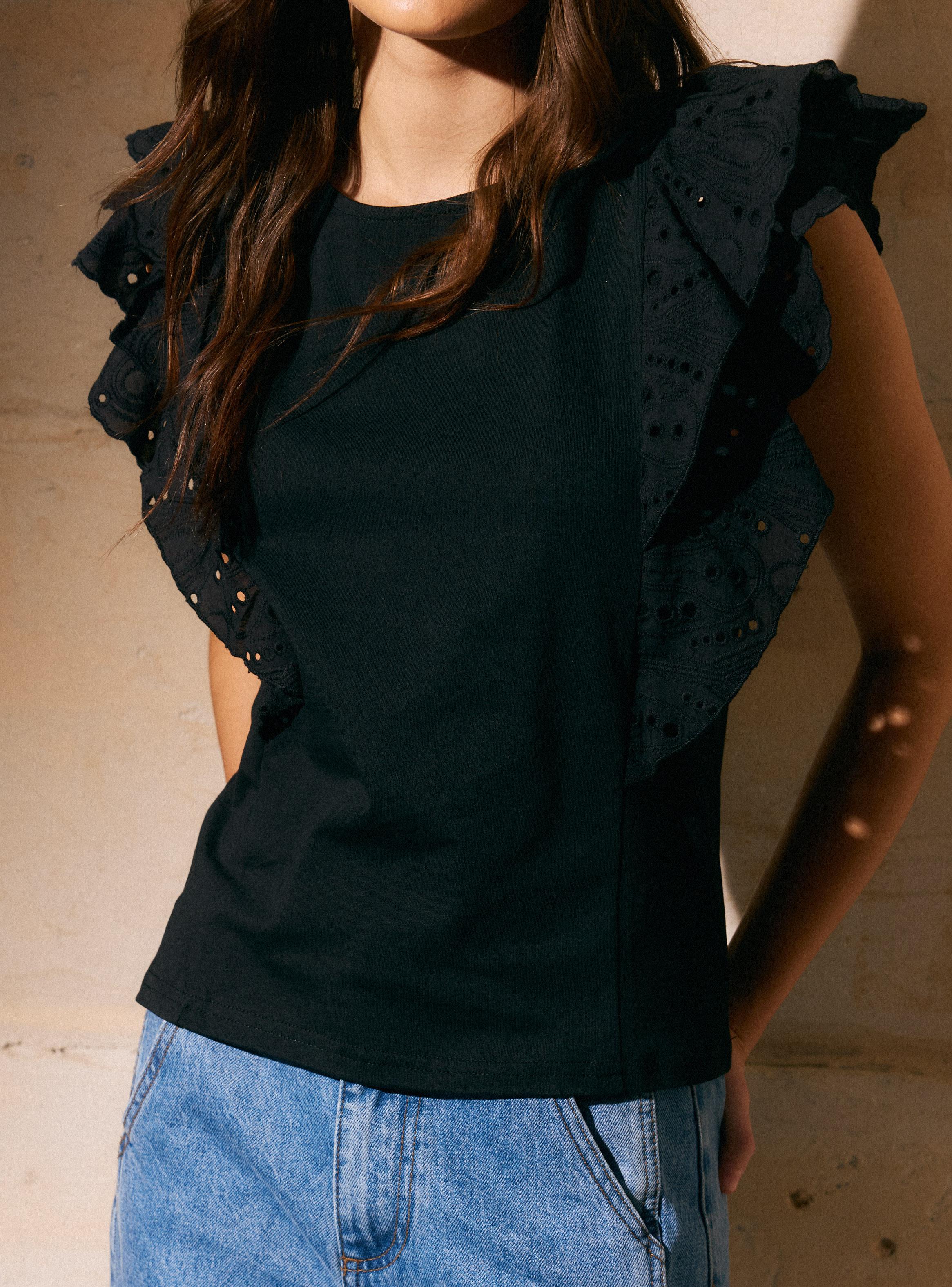 Polera Cuello Redondo y Volantes con Bordados Calados-3