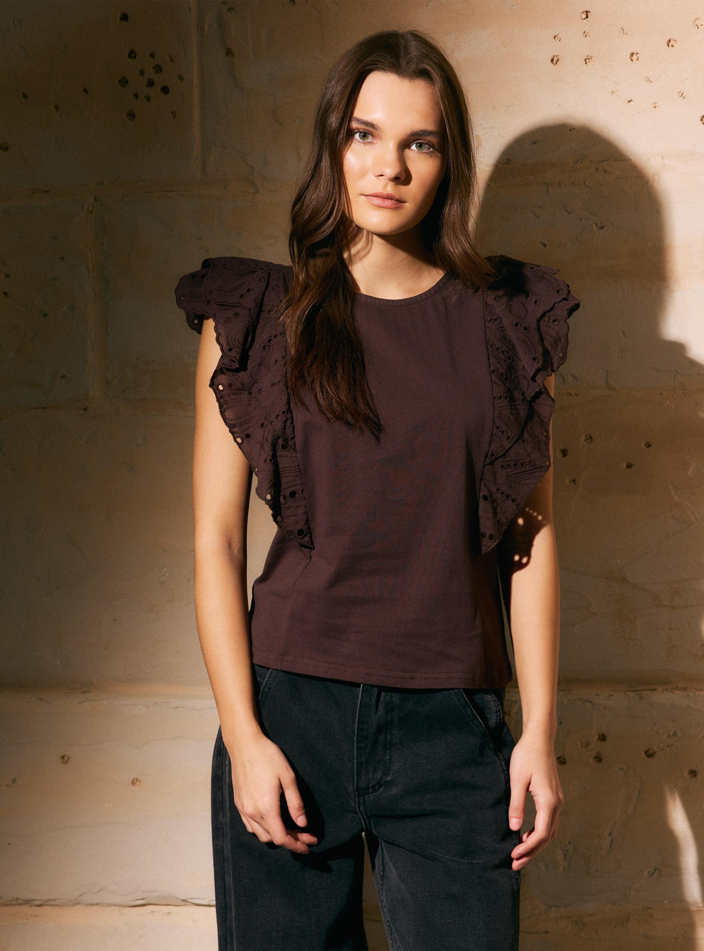 Polera Cuello Redondo y Volantes con Bordados Calados-0