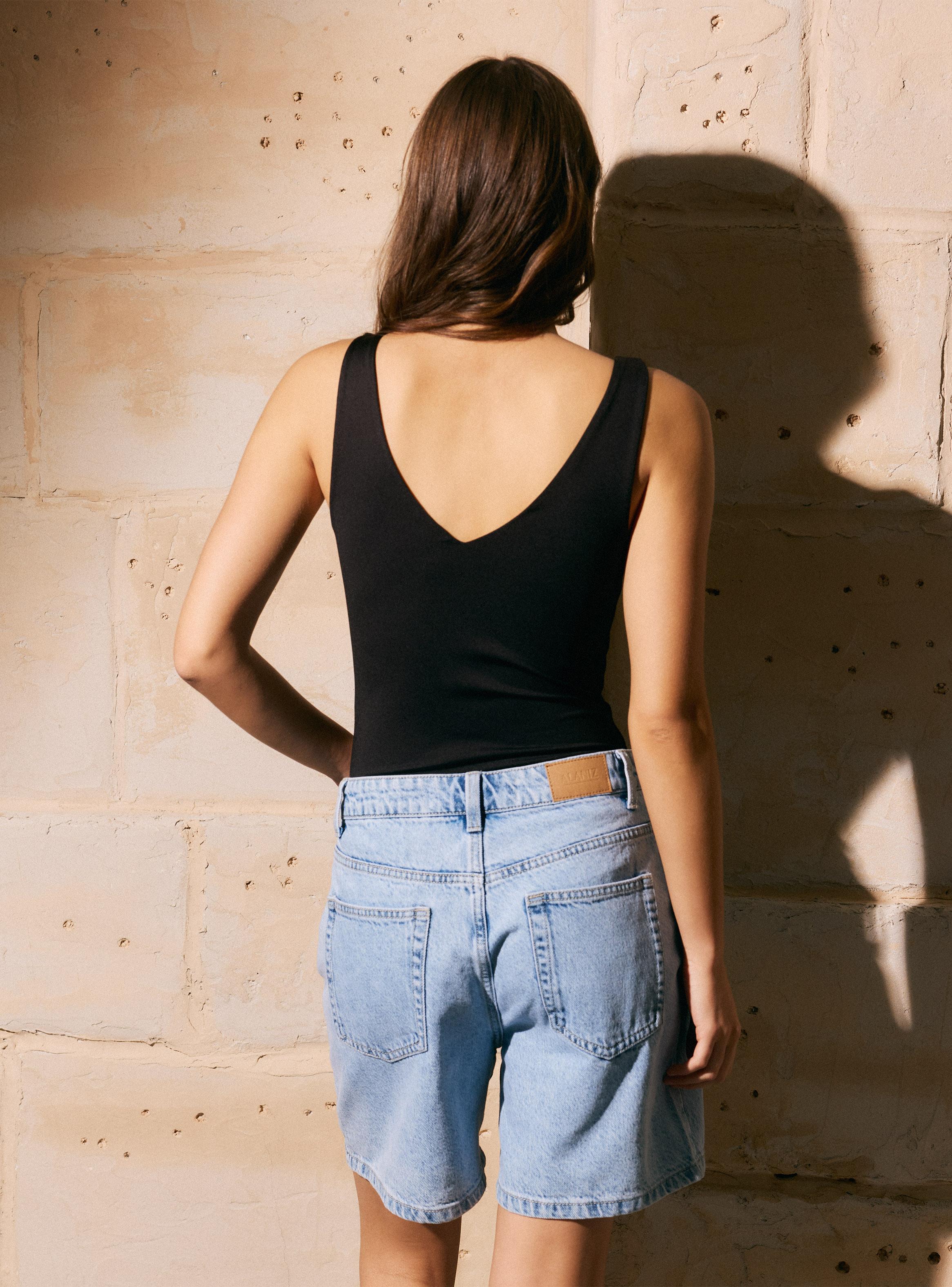 Body Cuello V sin Mangas y Diseño Básico-1