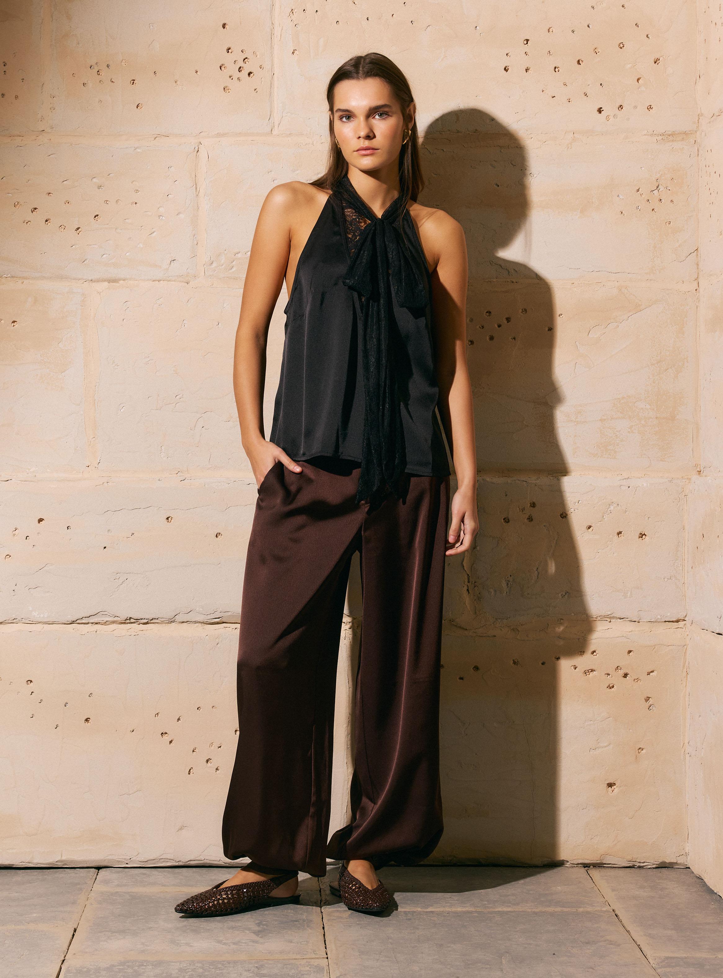 Blusa Satinada Cuello Halter y Detalle de Encaje-4