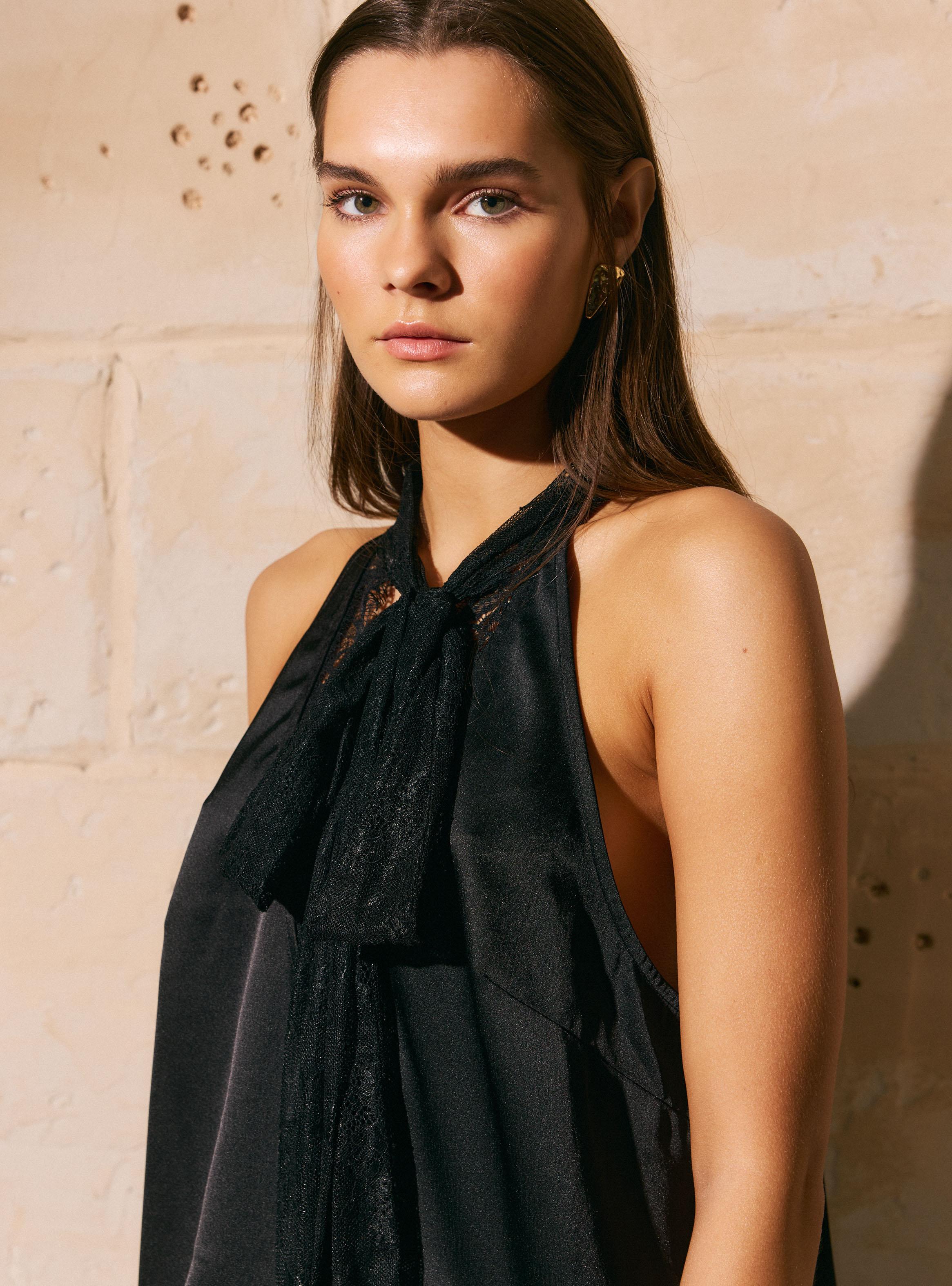 Blusa Satinada Cuello Halter y Detalle de Encaje-2