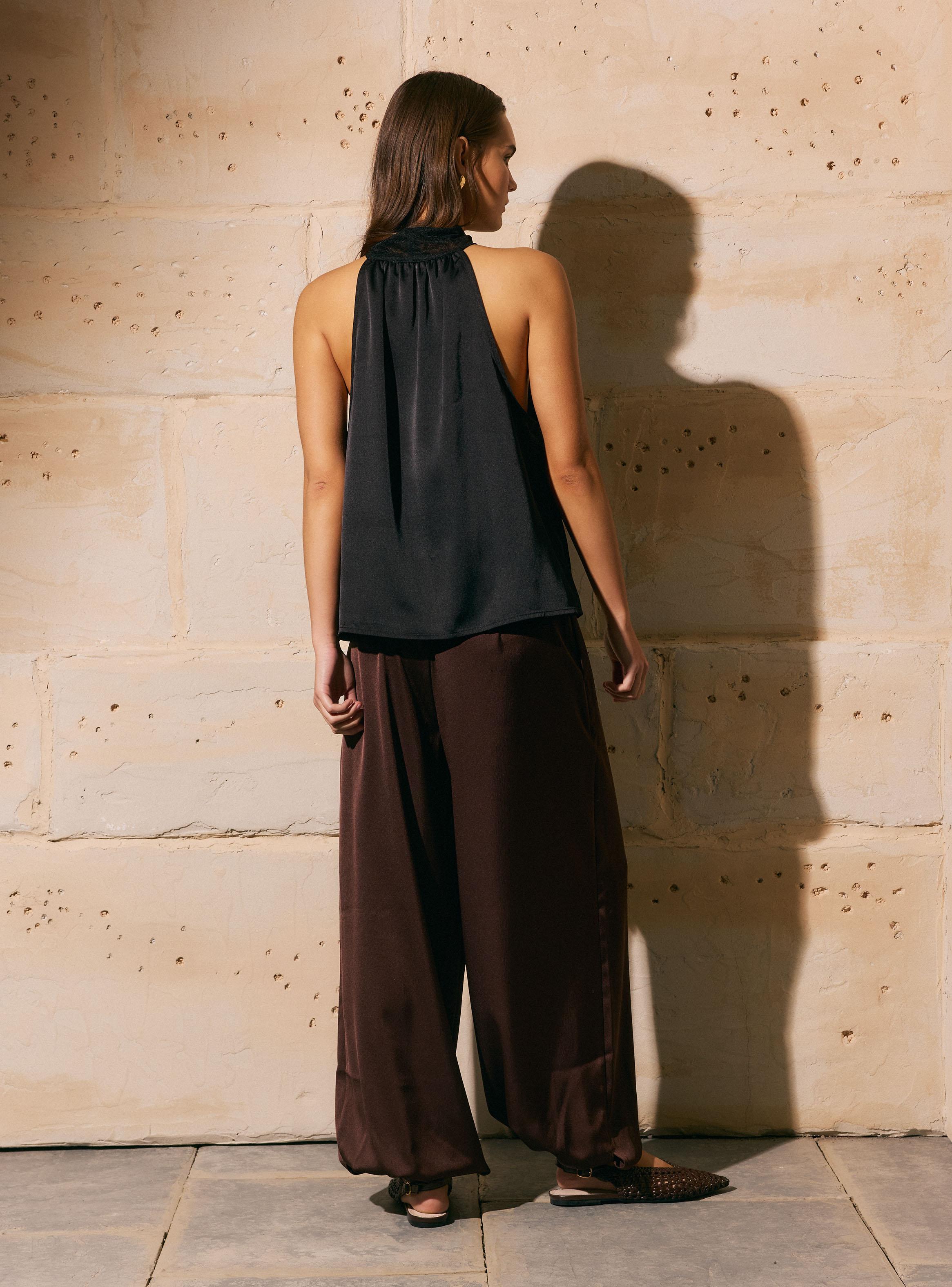 Blusa Satinada Cuello Halter y Detalle de Encaje-5
