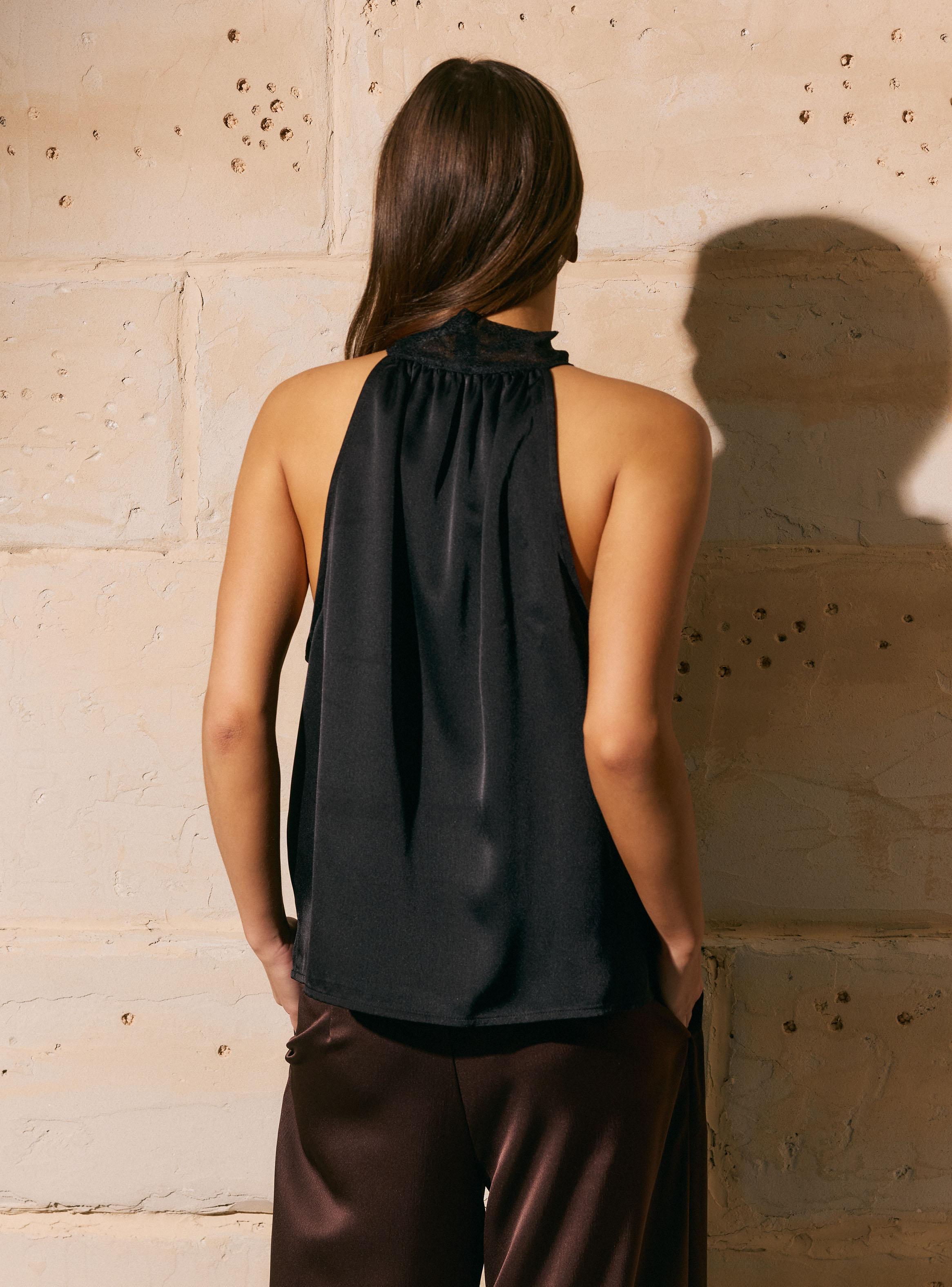 Blusa Satinada Cuello Halter y Detalle de Encaje-1