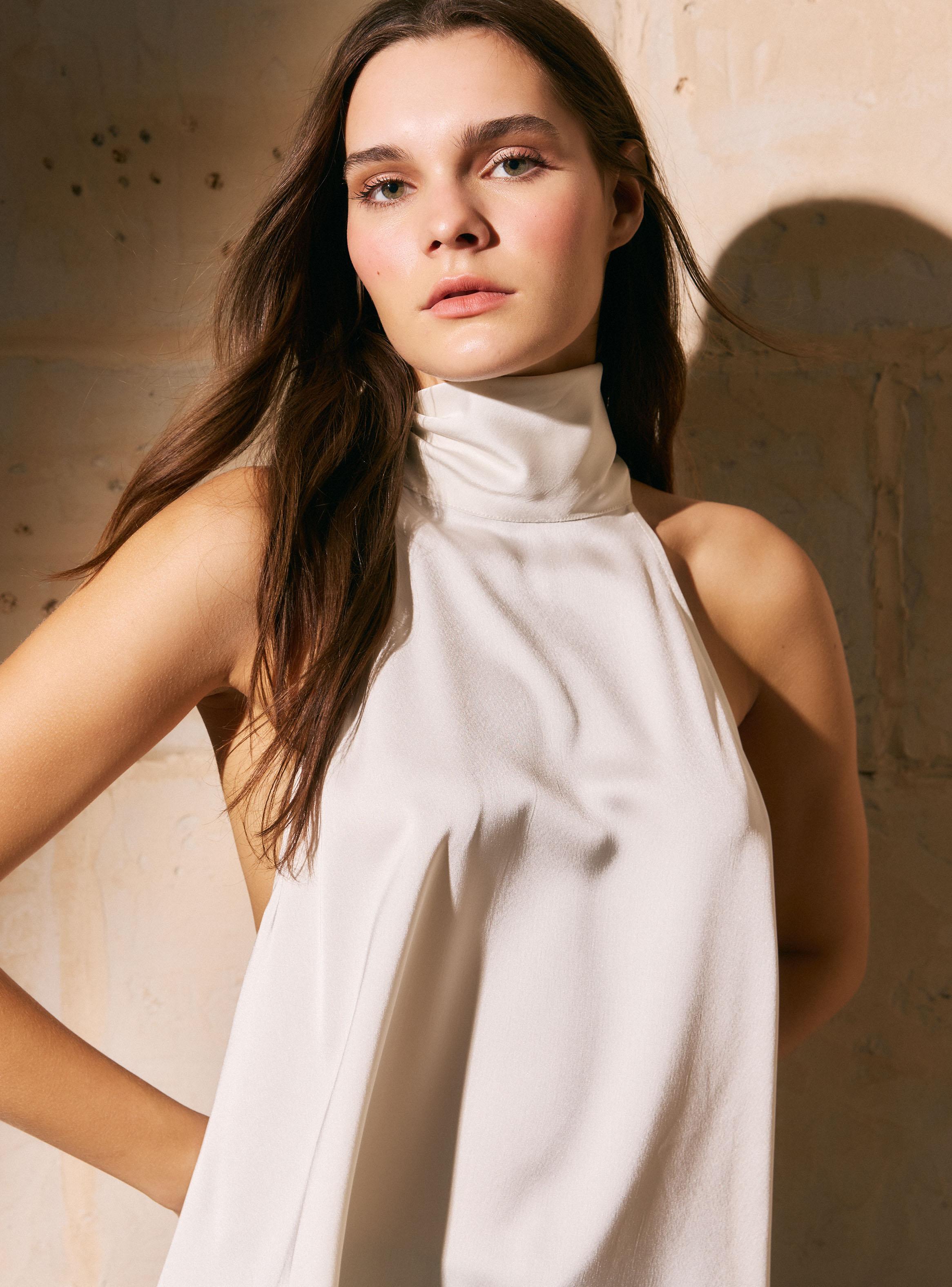 Blusa Cuello Alto Espalda Abierta y Pañuelo con Flecos-2