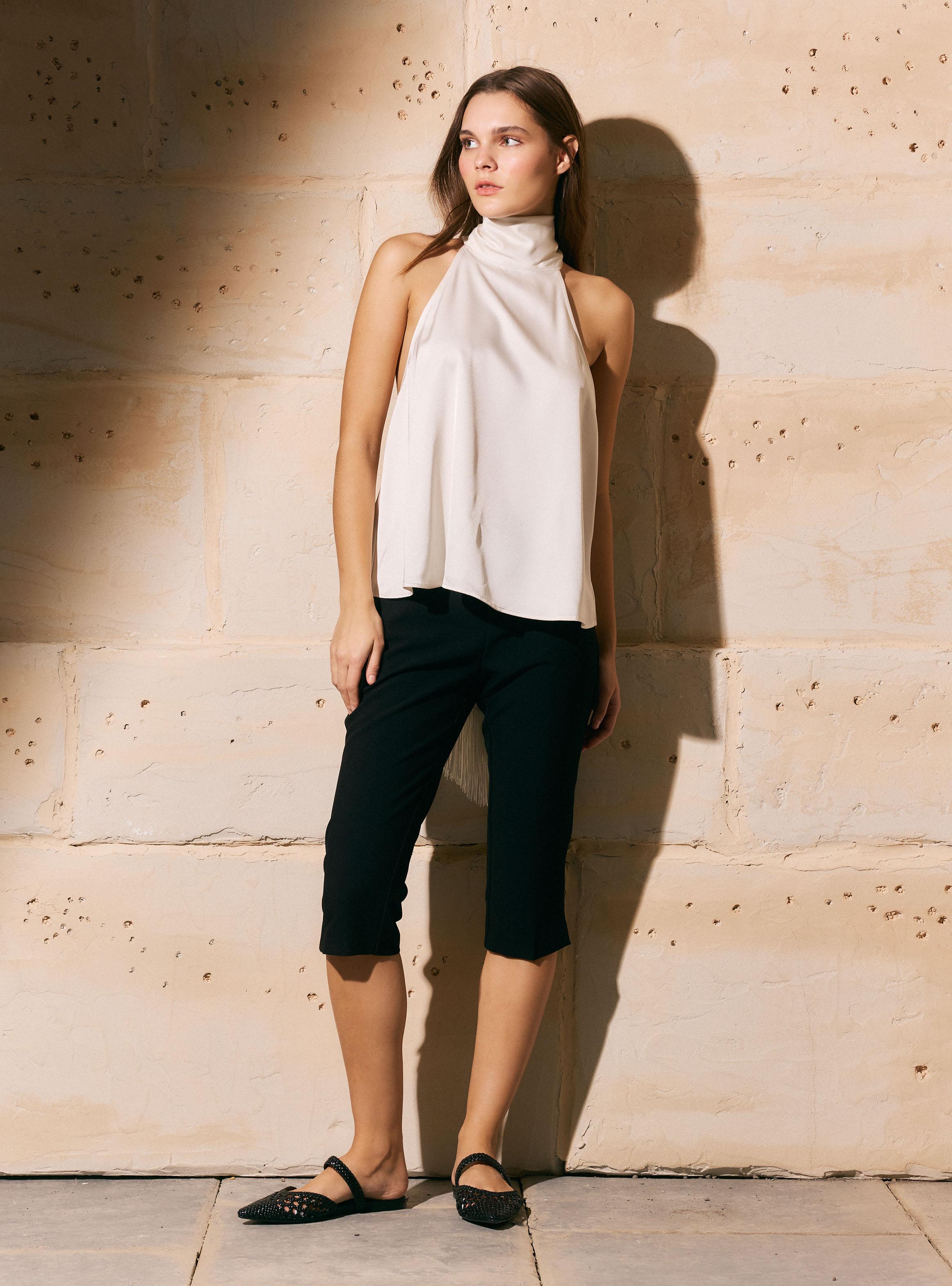 Blusa Cuello Alto Espalda Abierta y Pañuelo con Flecos-4