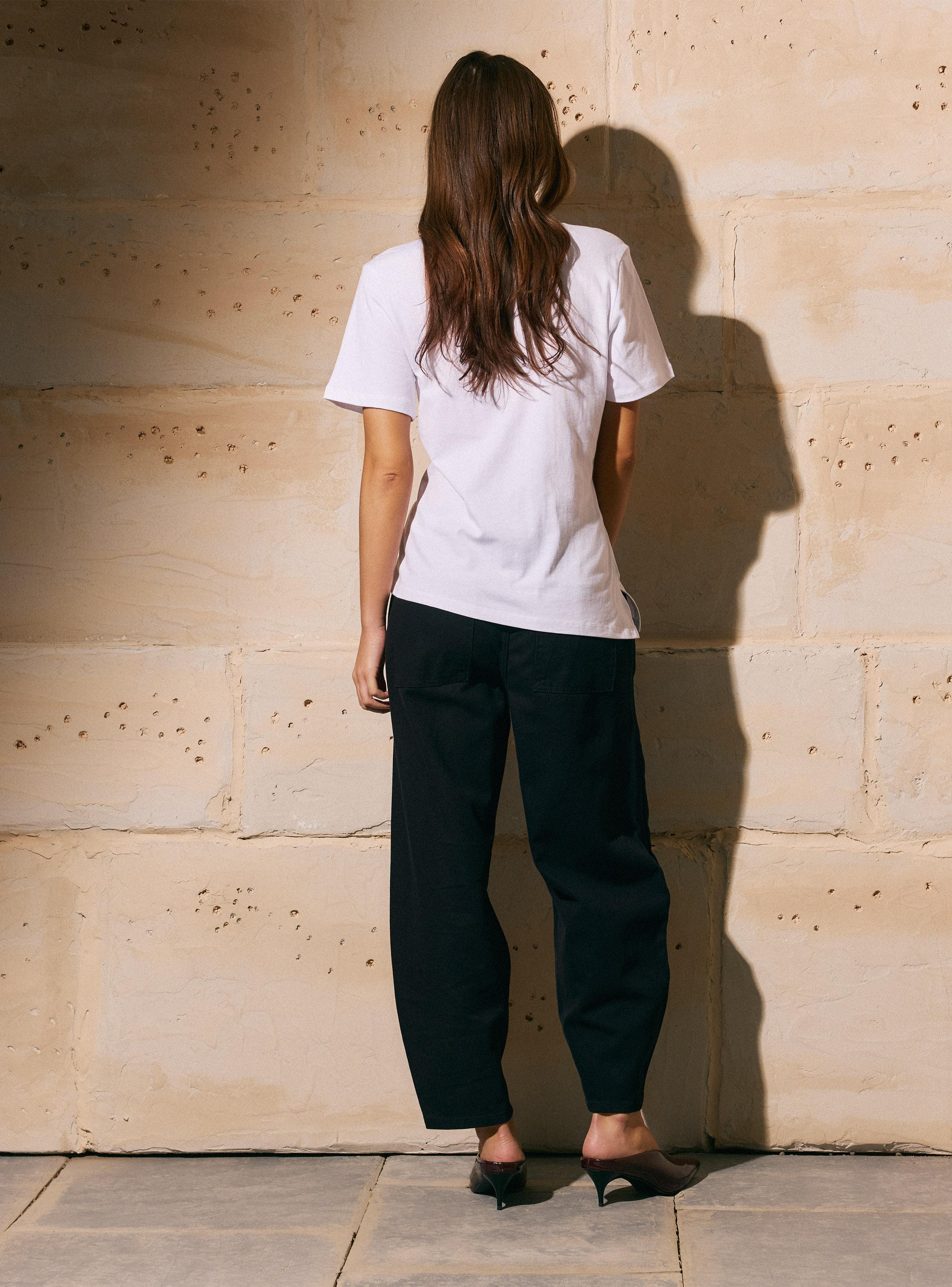 Jeans Tiro Medio Calce Barrel y Detalle de Ajuste en Basta-5