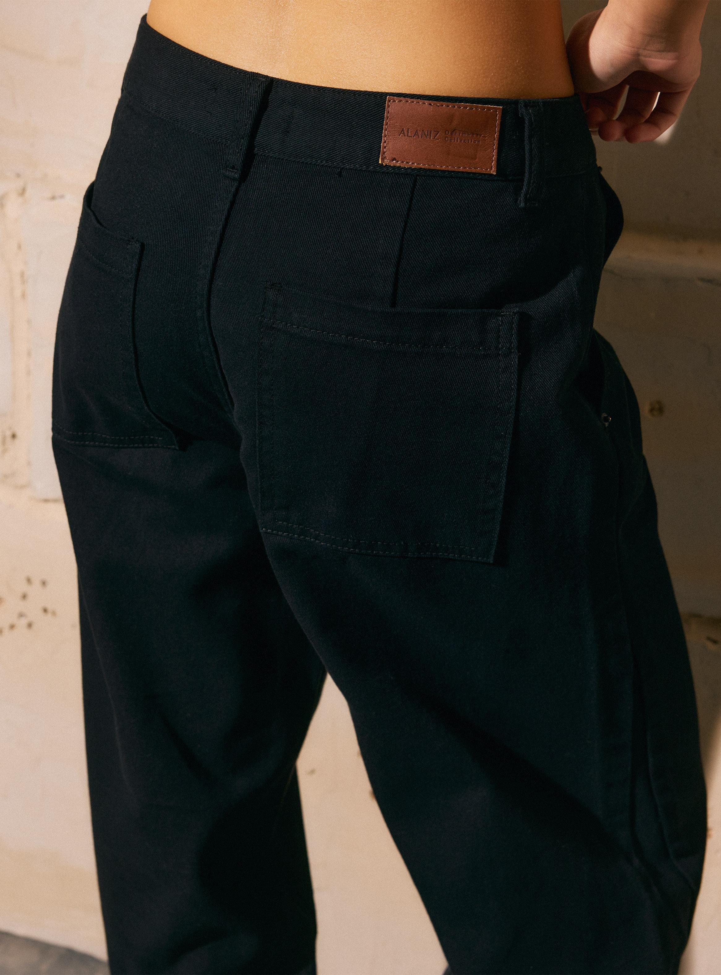 Jeans Tiro Medio Calce Barrel y Detalle de Ajuste en Basta-3