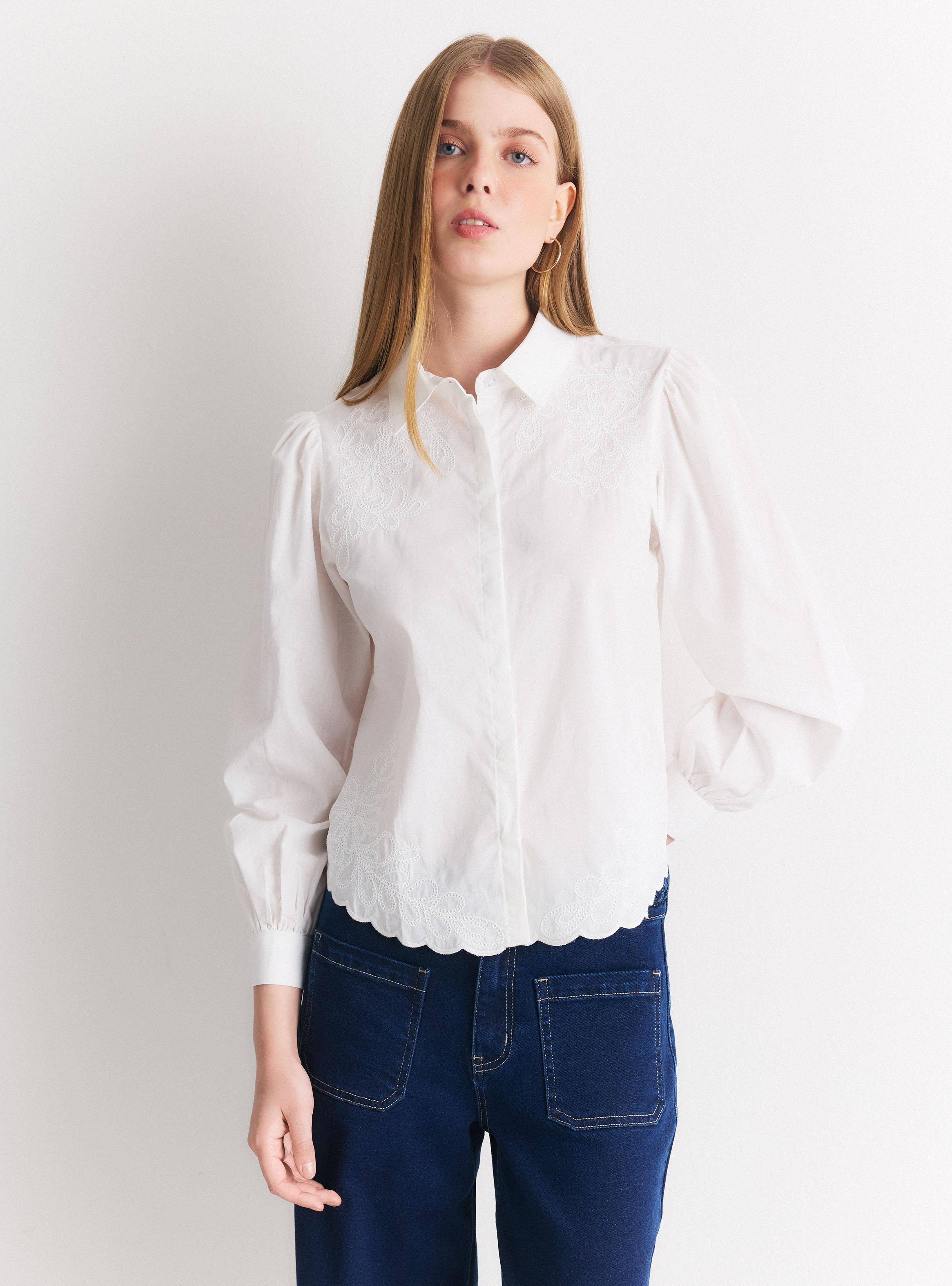 Blusa Cuello Camisero con Bordado y Terminación Curva-0
