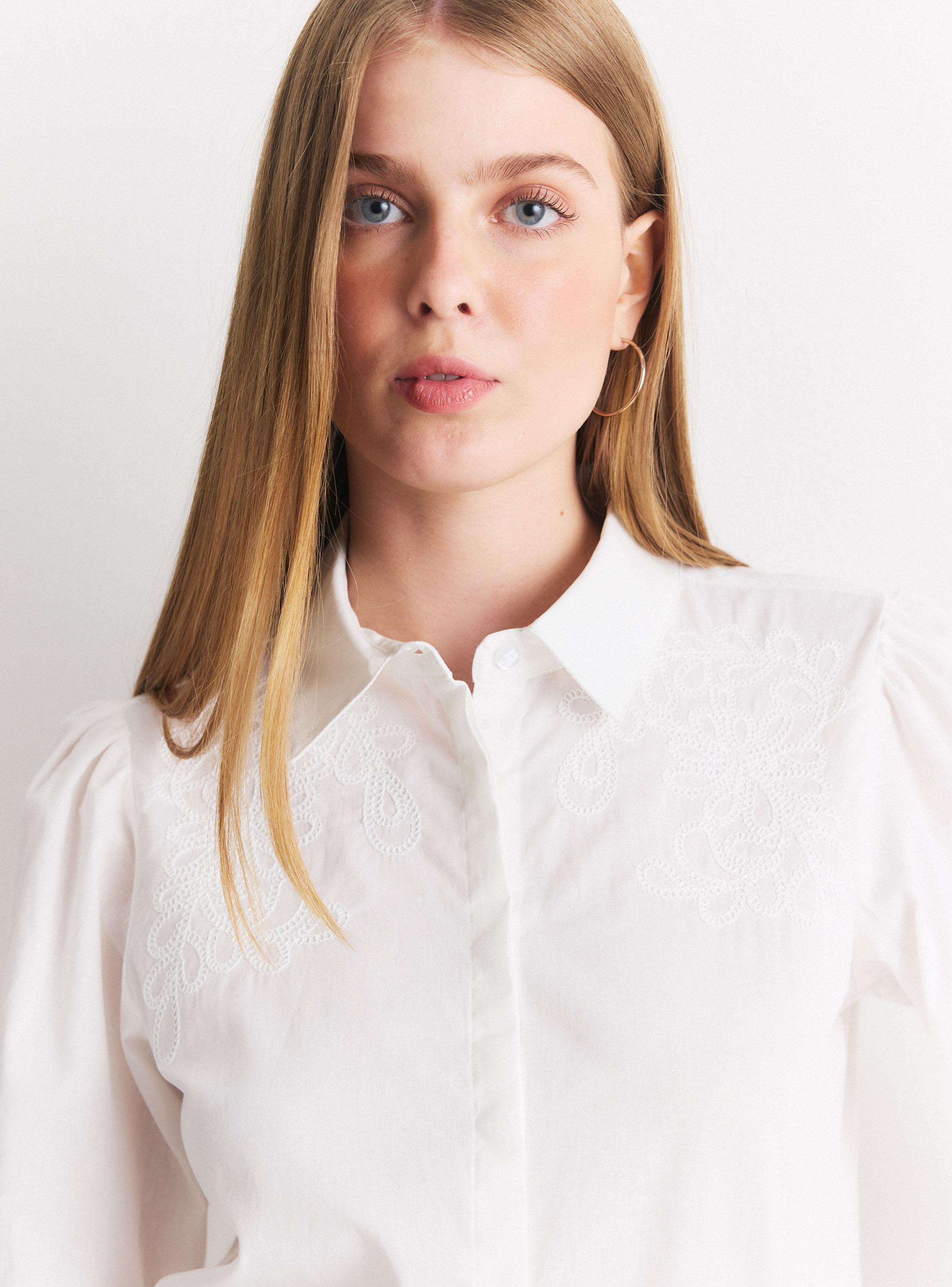 Blusa Cuello Camisero con Bordado y Terminación Curva-2