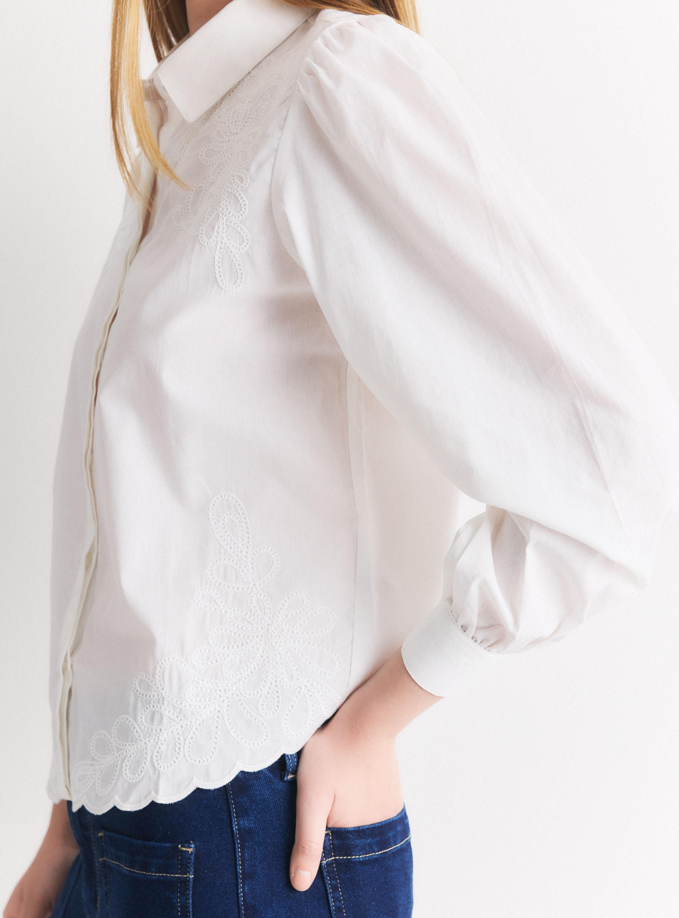 Blusa Cuello Camisero con Bordado y Terminación Curva-3