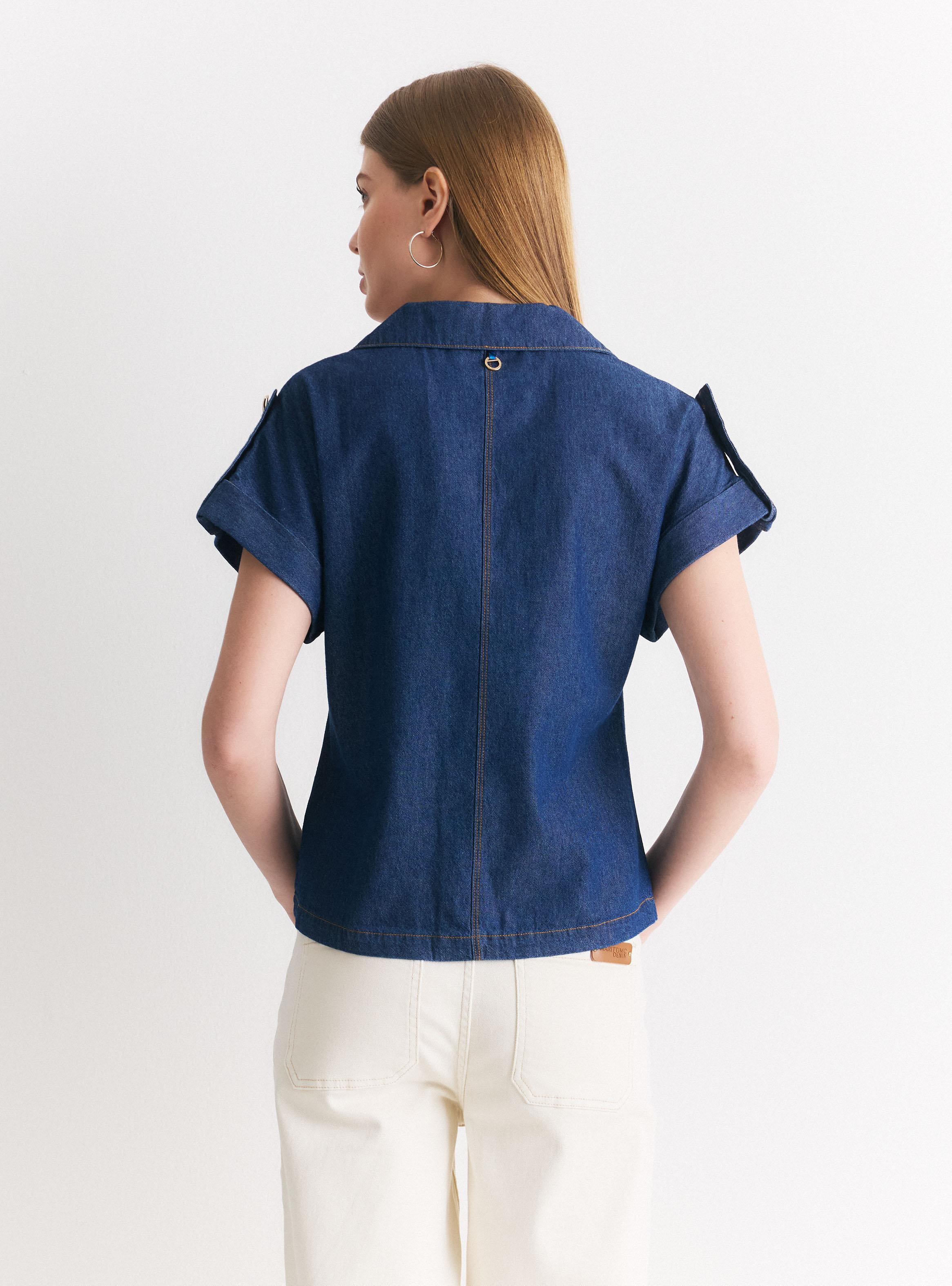 Blusa Denim con Ajustador en Hombros y Botones Dorados-1