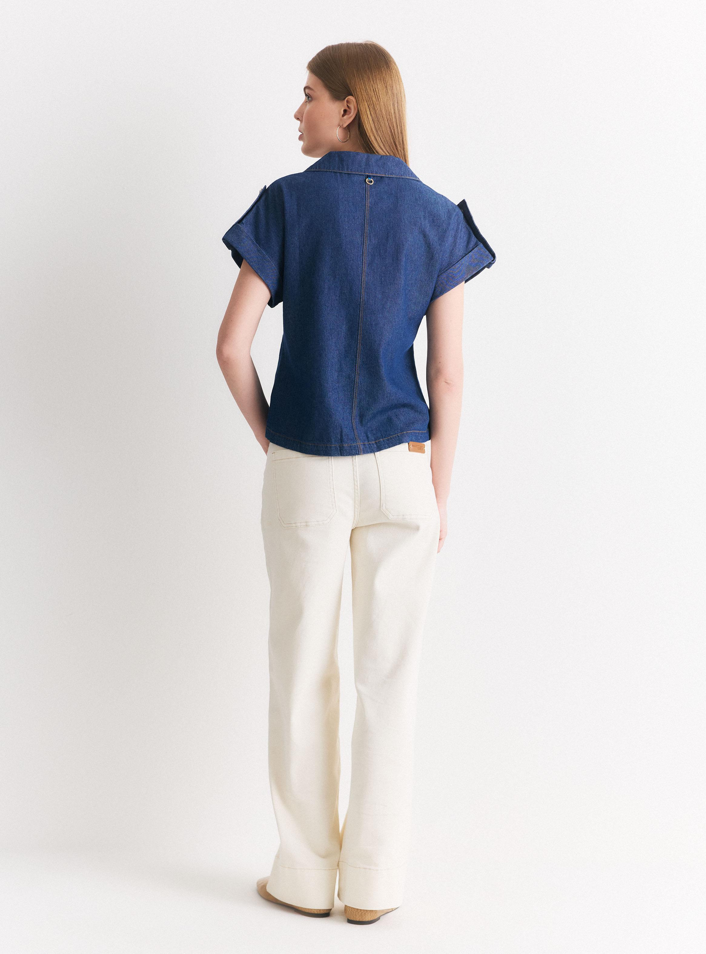 Blusa Denim con Ajustador en Hombros y Botones Dorados-5
