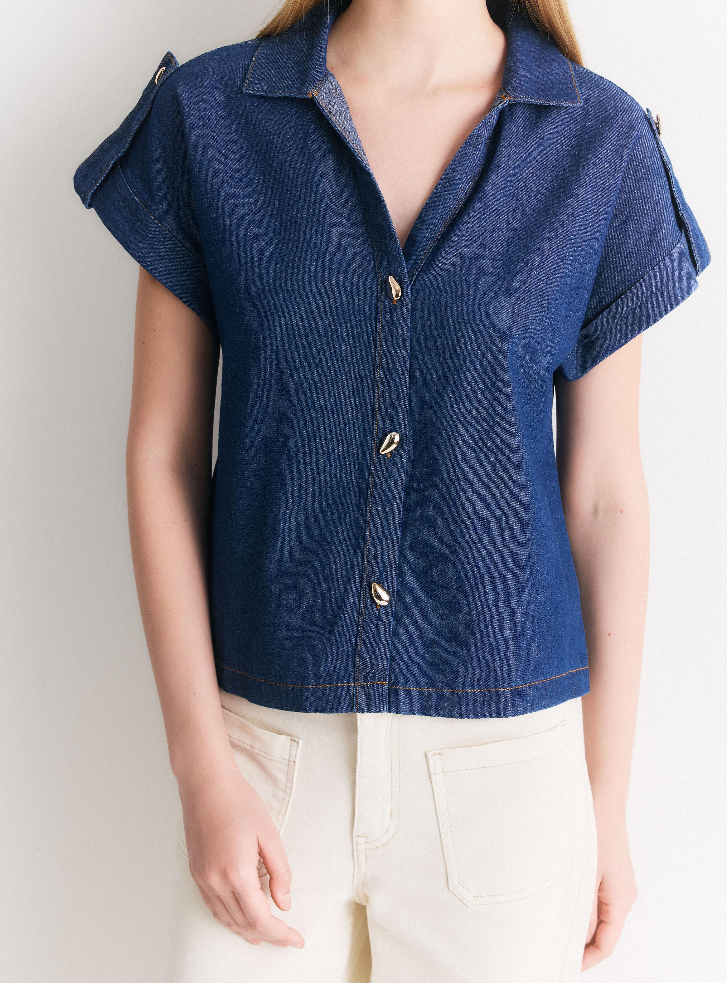 Blusa Denim con Ajustador en Hombros y Botones Dorados-3