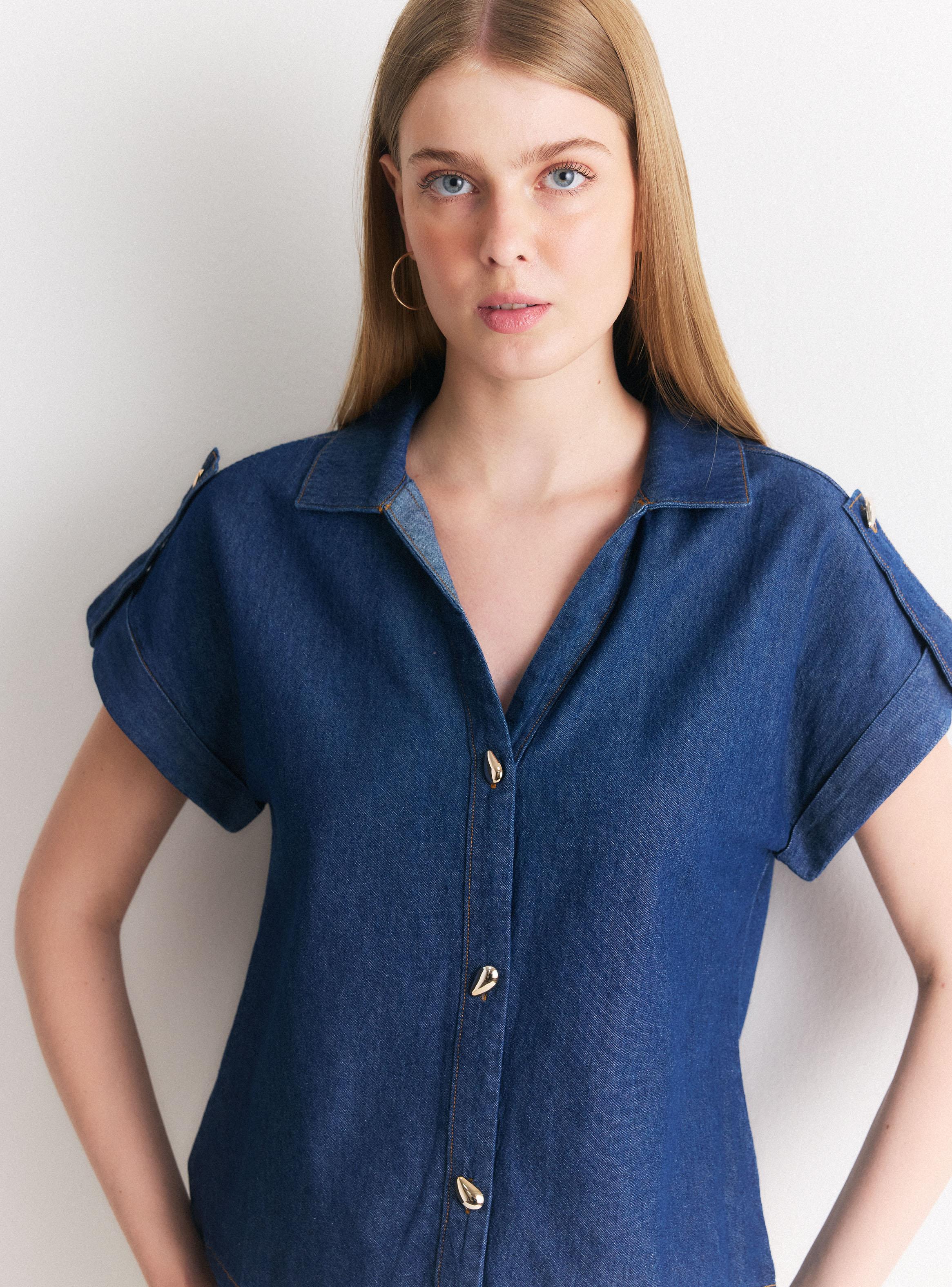 Blusa Denim con Ajustador en Hombros y Botones Dorados-2