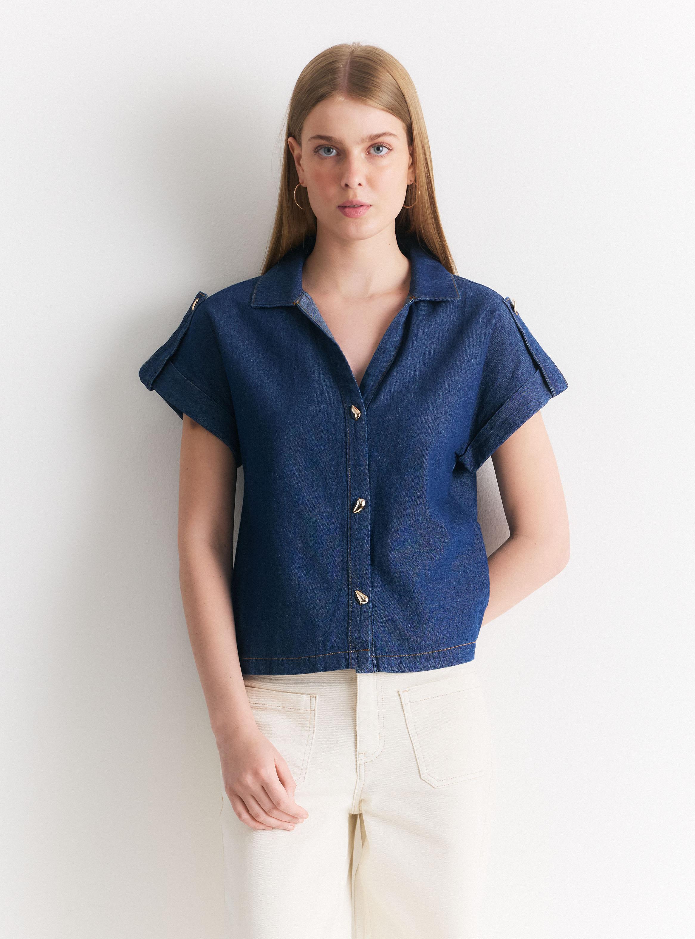 Blusa Denim con Ajustador en Hombros y Botones Dorados-0