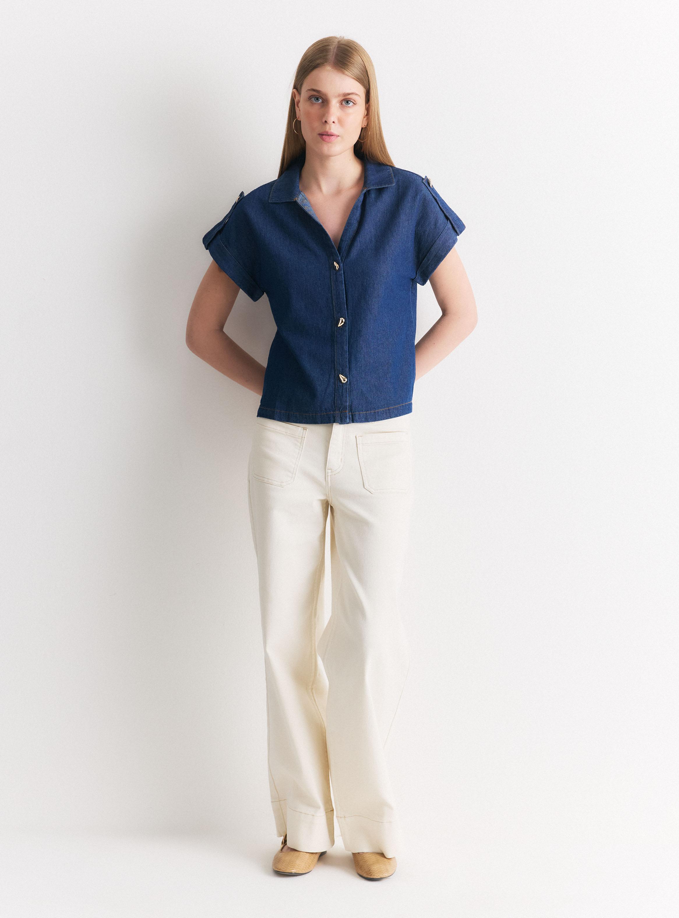 Blusa Denim con Ajustador en Hombros y Botones Dorados-4