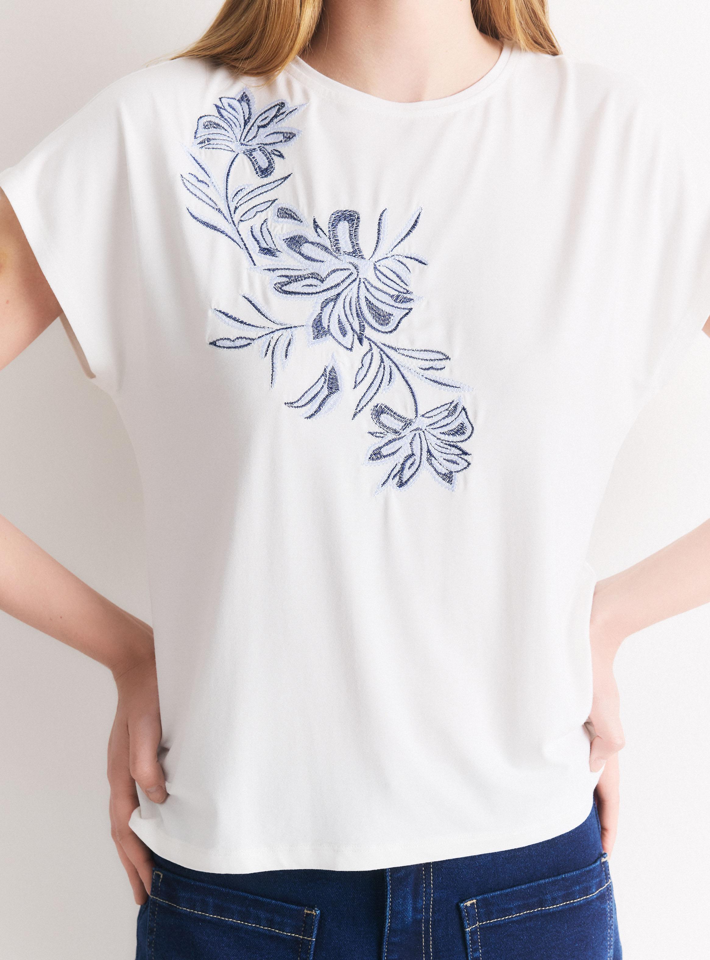 Polera Bordada Manga Corta Cuello Redondo Regular-3